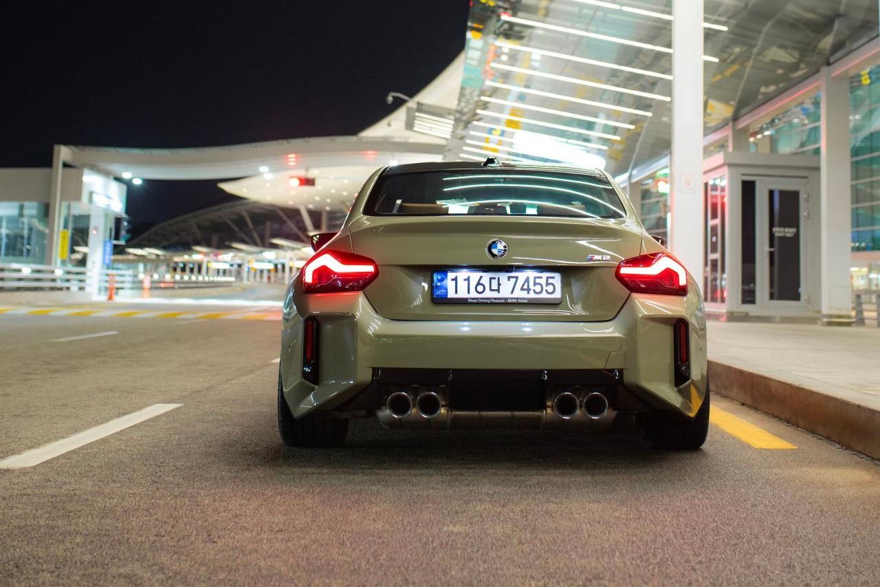 Green BMW G87 M2 with 19" VS-5RS Apex wheels in Motorsport Gold