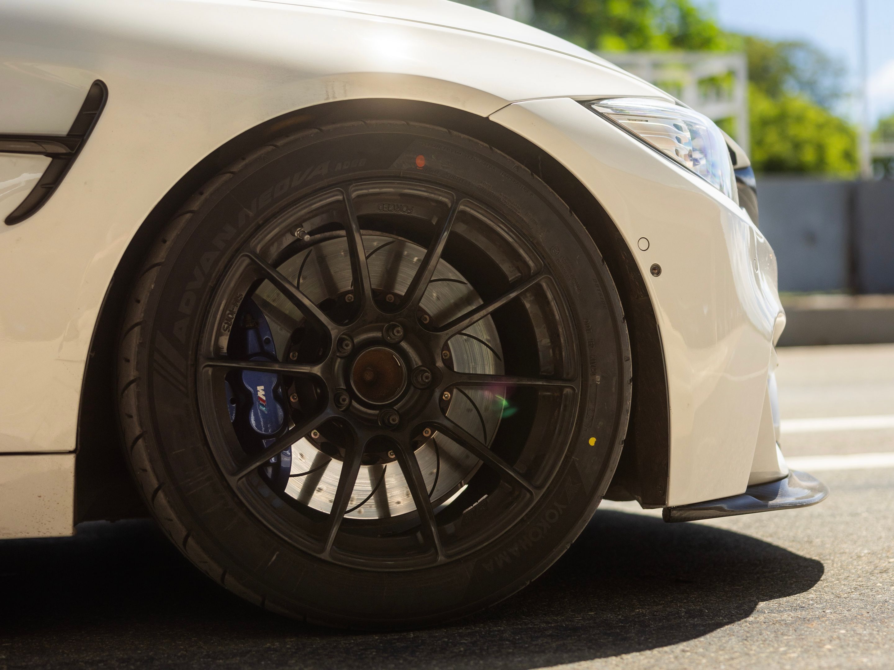 White BMW F82 Coupe M4 with 18" SM-10RS Apex wheels in Satin Black