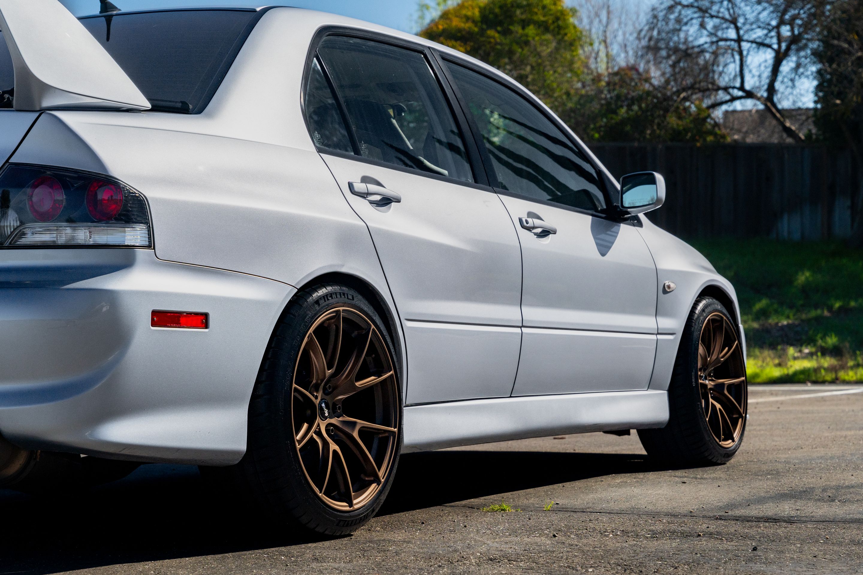 Silver Mitsubishi Lancer Evolution IX with 18" VS-5 Apex wheels in Satin Bronze