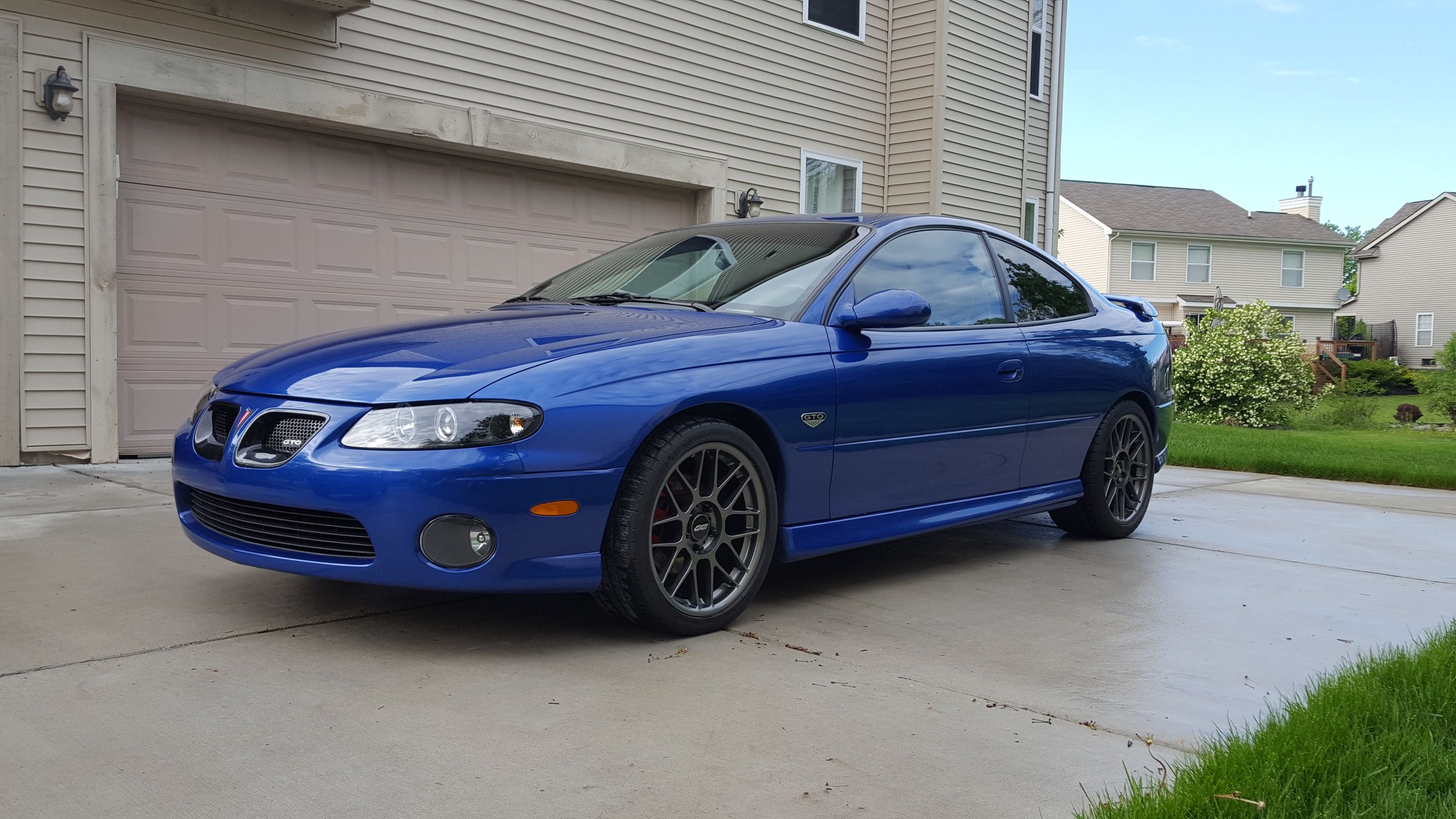 Blue Pontiac 5th Gen GTO with 18" ARC-8 Apex wheels in Anthracite
