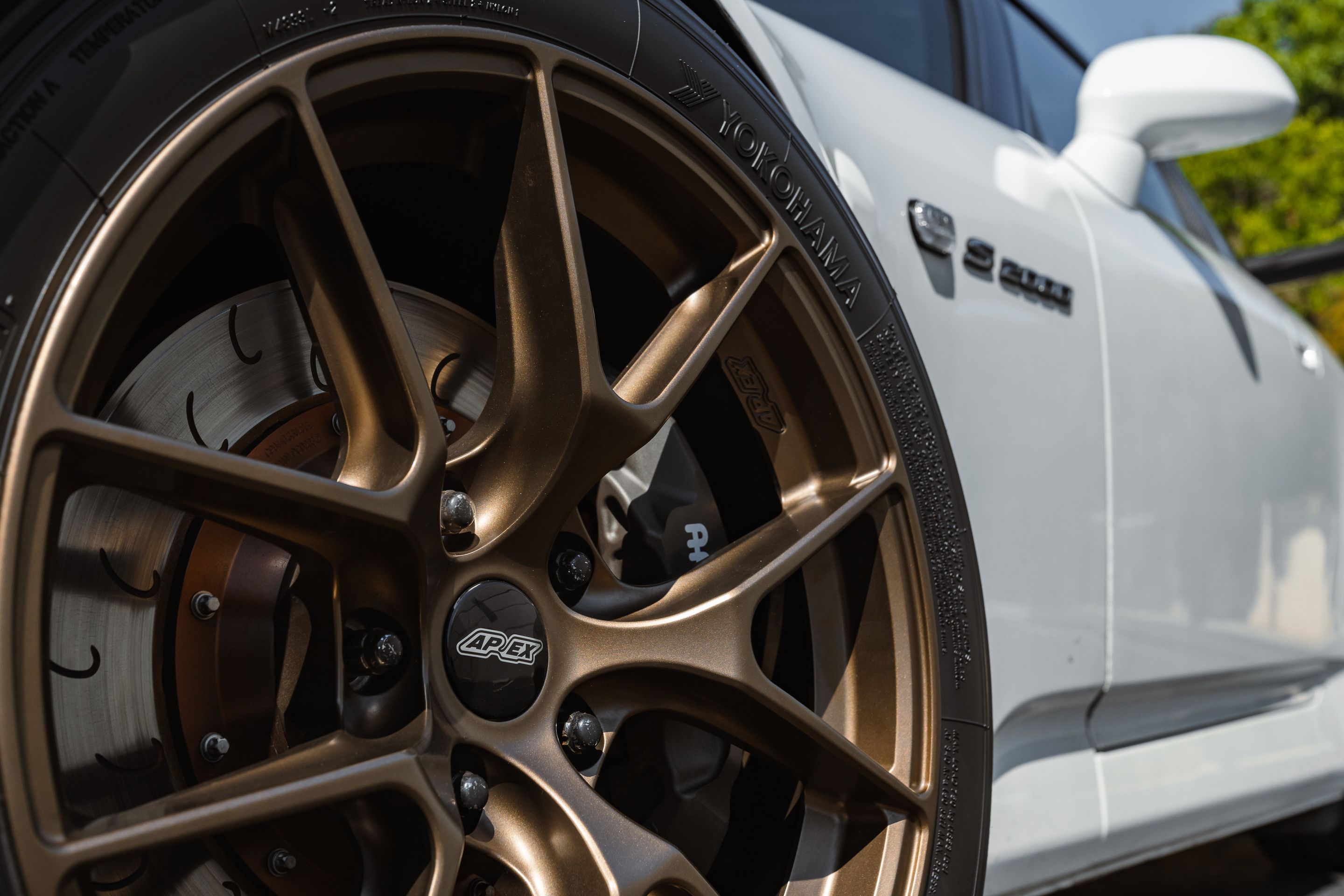 White Honda S2000 with 17" VS-5RS Apex wheels in Satin Bronze