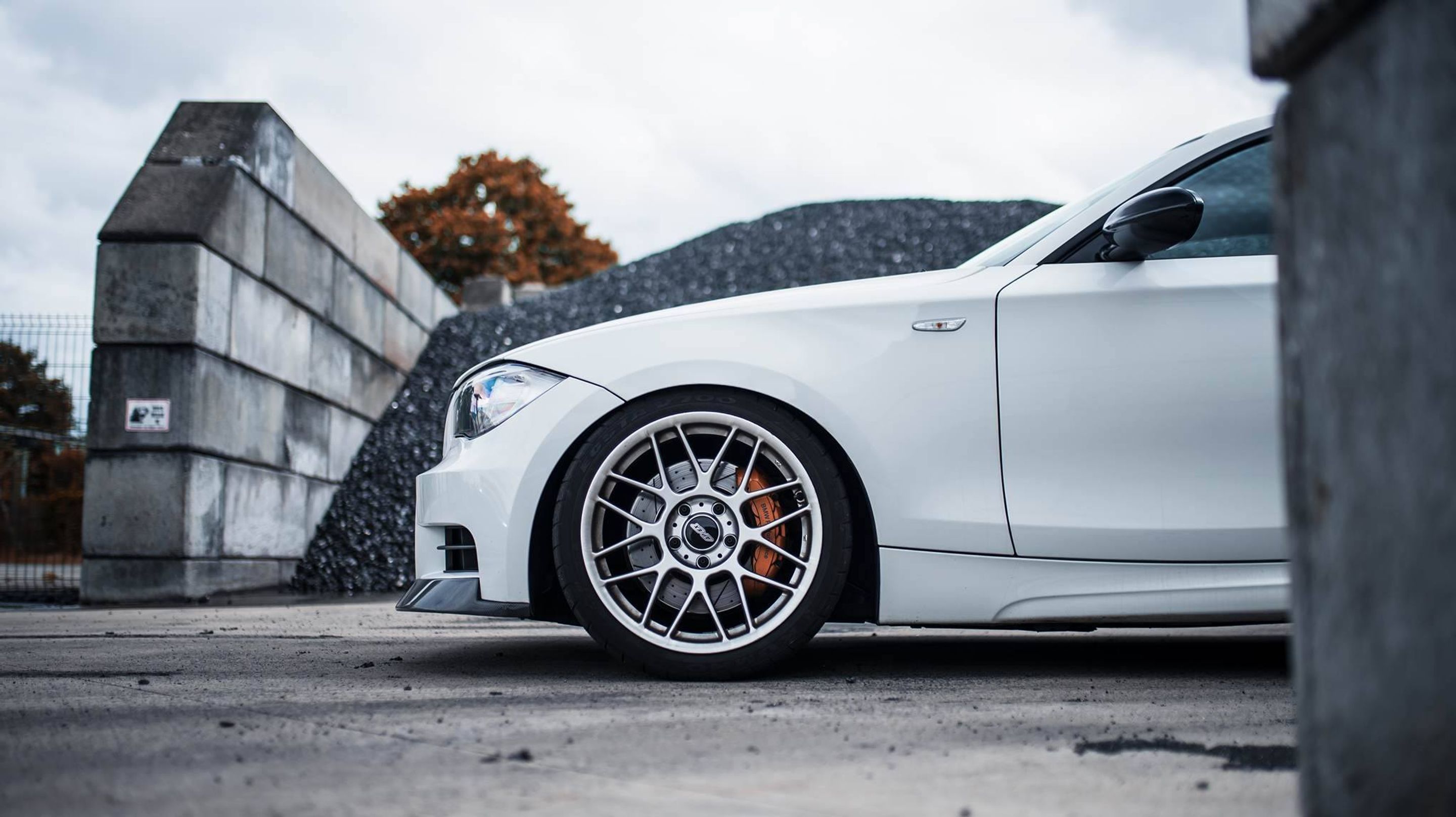 White BMW E82 Coupe 1 Series with 18" ARC-8 Apex wheels in Hyper Black