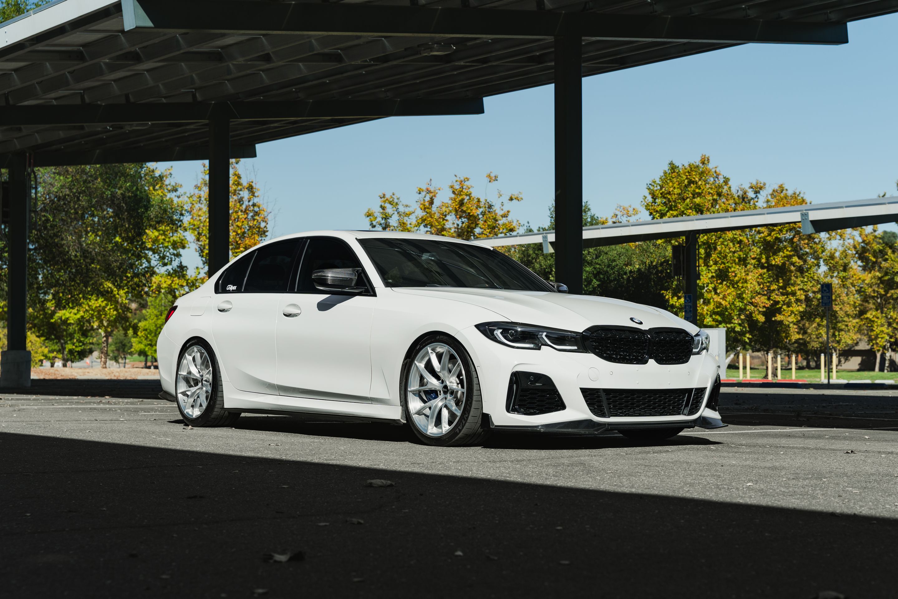 White BMW G20 Sedan 3 Series with 19" VS-5RS Apex wheels in Brushed Clear