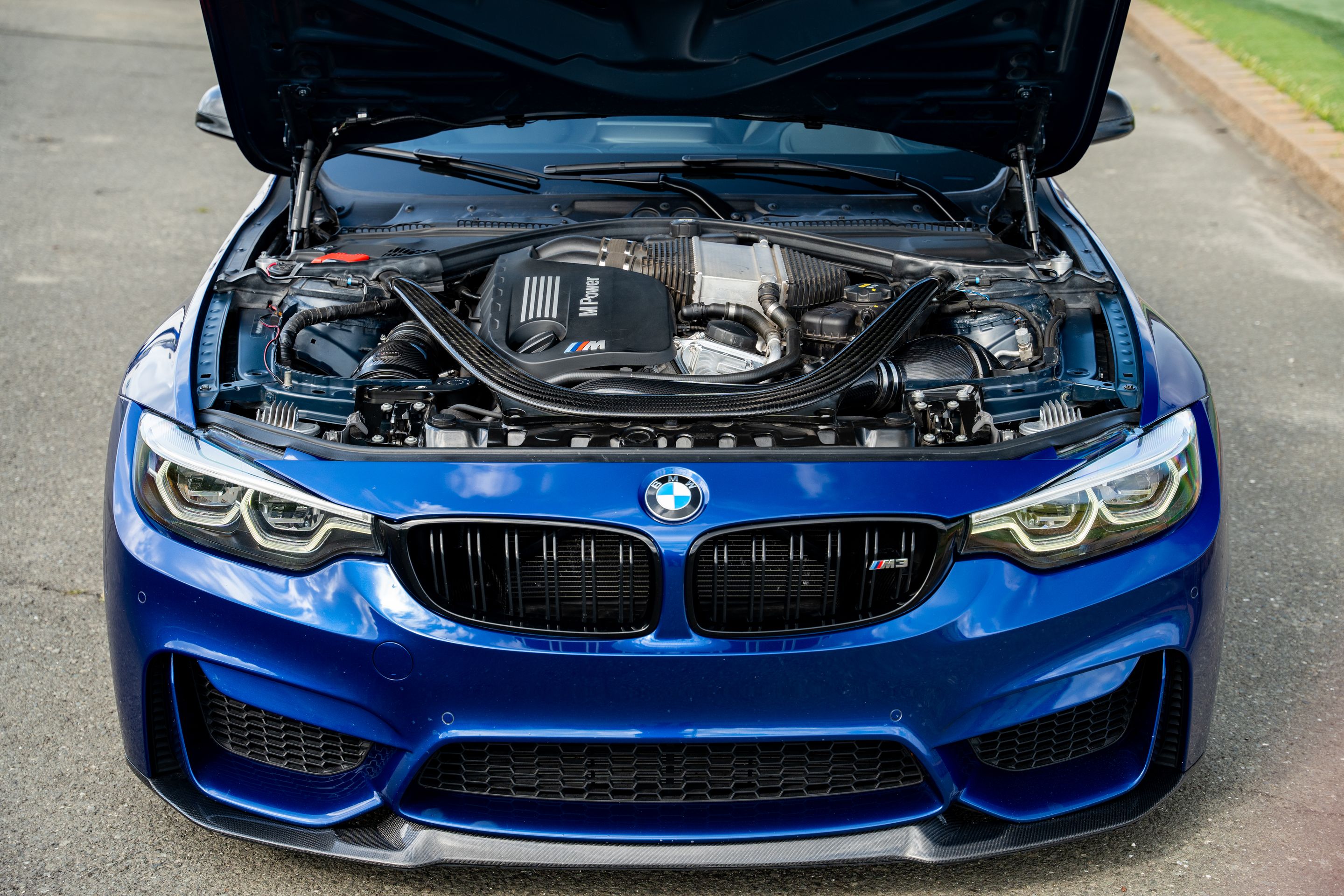 Blue BMW F80 M3 with 18" VS-5 Apex wheels in Race Silver