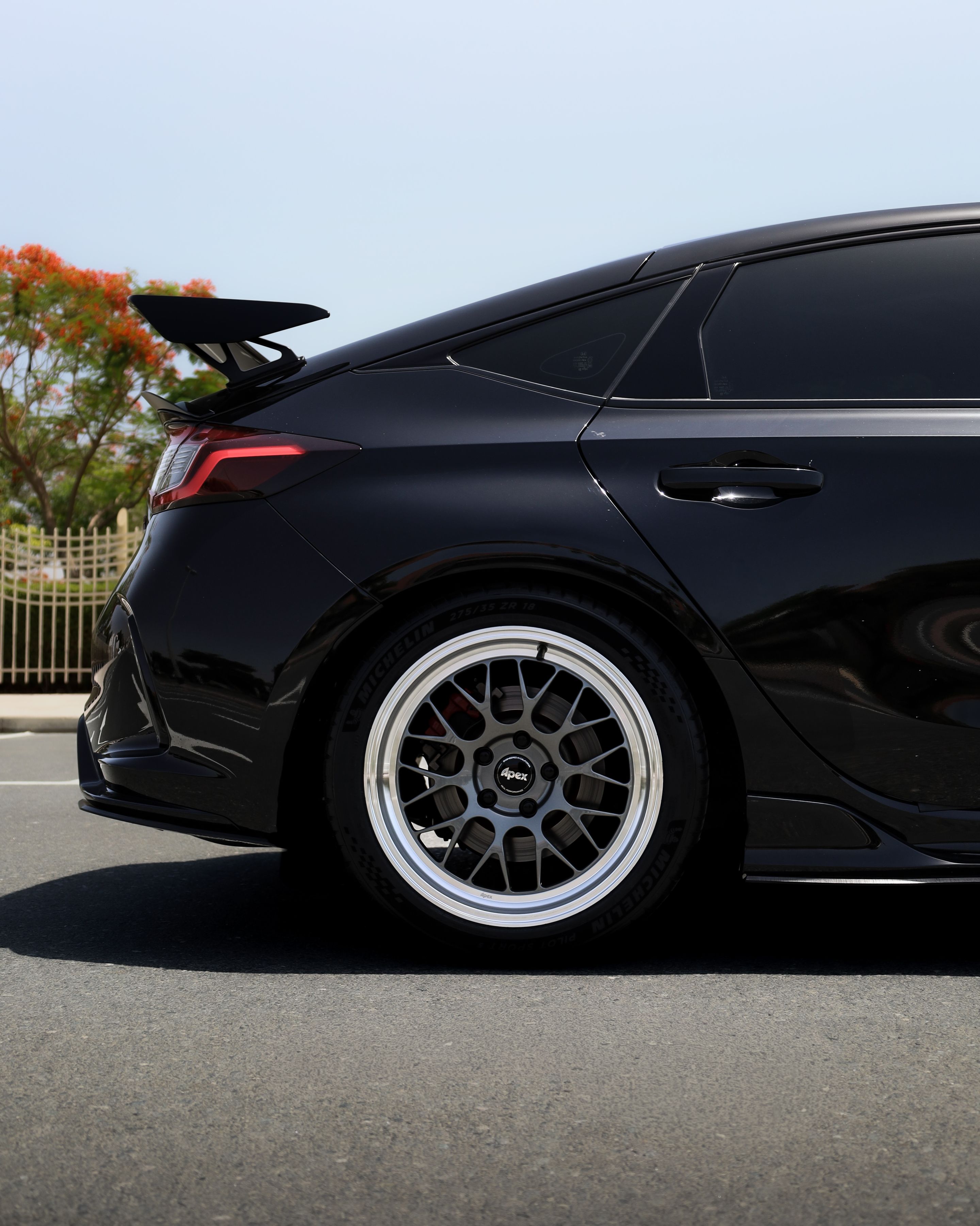 Black Honda FL5 Civic Type-R with 18" ML-10RT Apex wheels in Machined Lip Anthracite