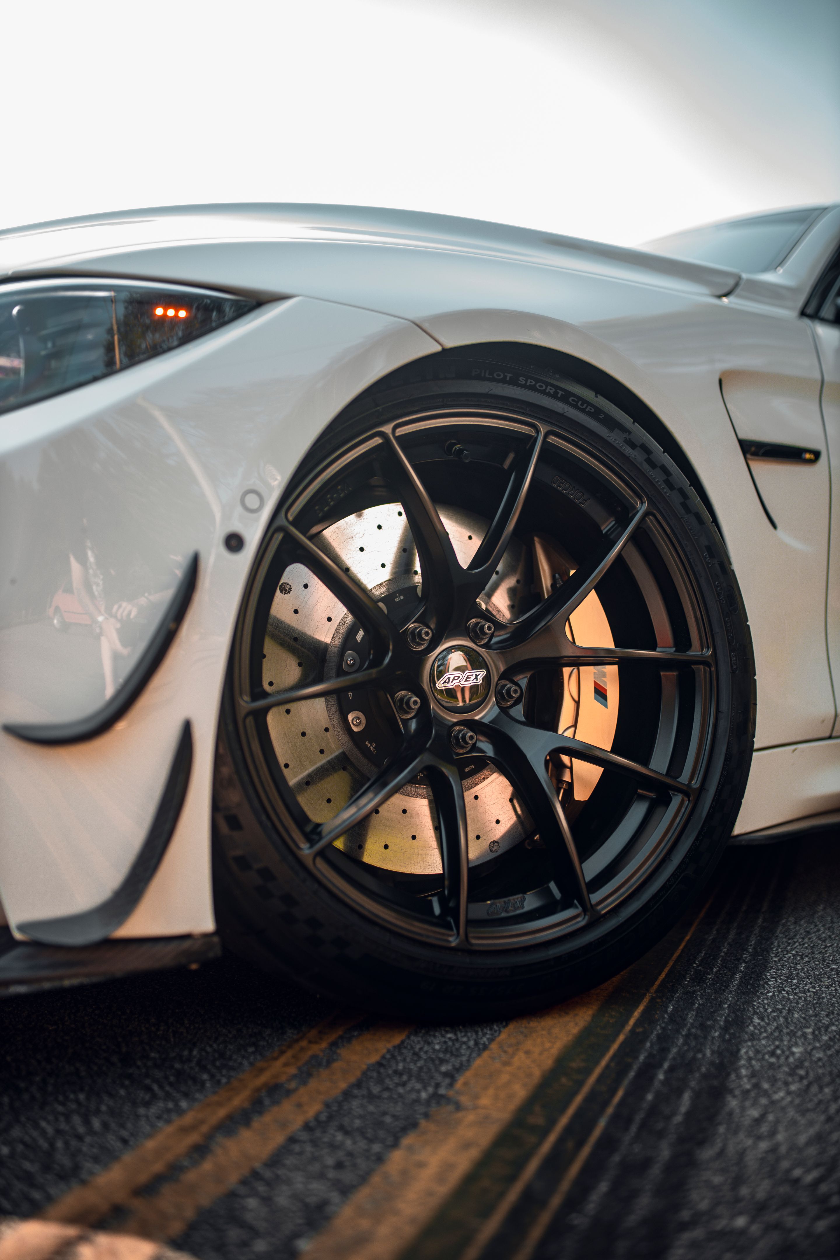 White BMW F82 Coupe M4 with 19"/20" VS-5RS Apex wheels in Satin Black