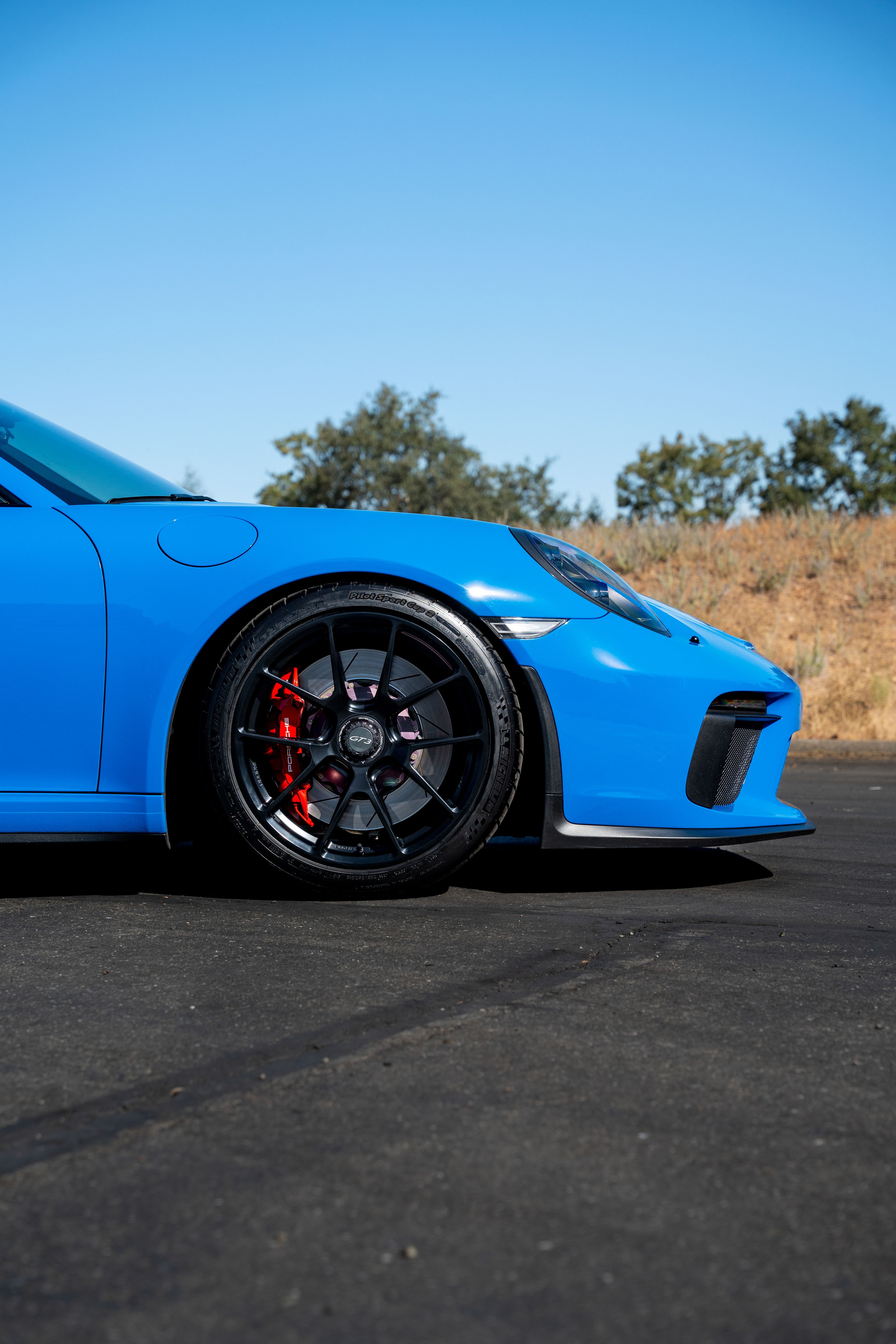 Blue Porsche 911 991.2 GT3 with 19" VS-5RE Apex wheels in Satin Black