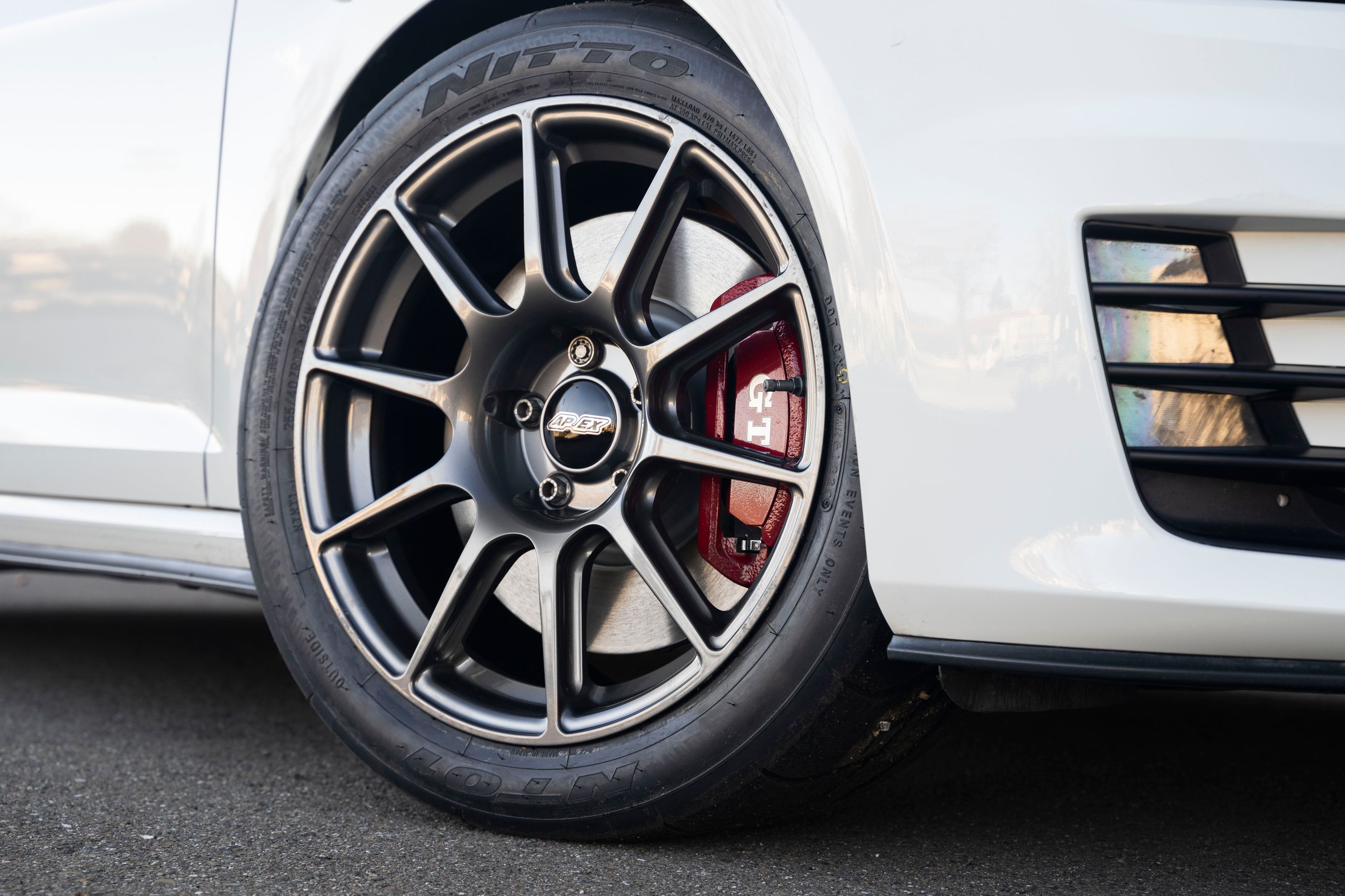 White VW MK7 GTI with 17" SM-10 Apex wheels in Anthracite