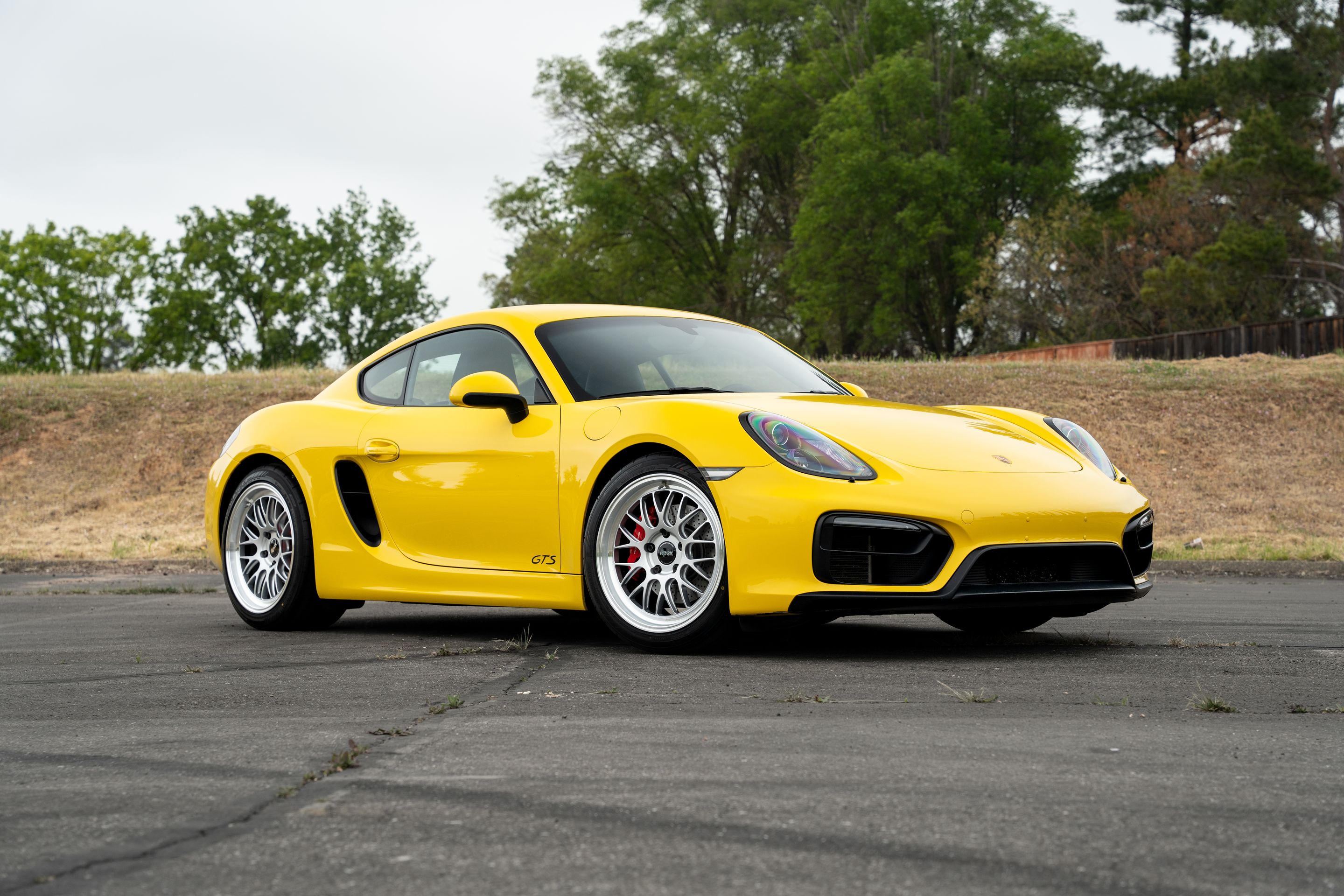 Yellow Porsche 981 Cayman GTS with 19" ML-10RT Apex wheels in Machined Lip Race Silver
