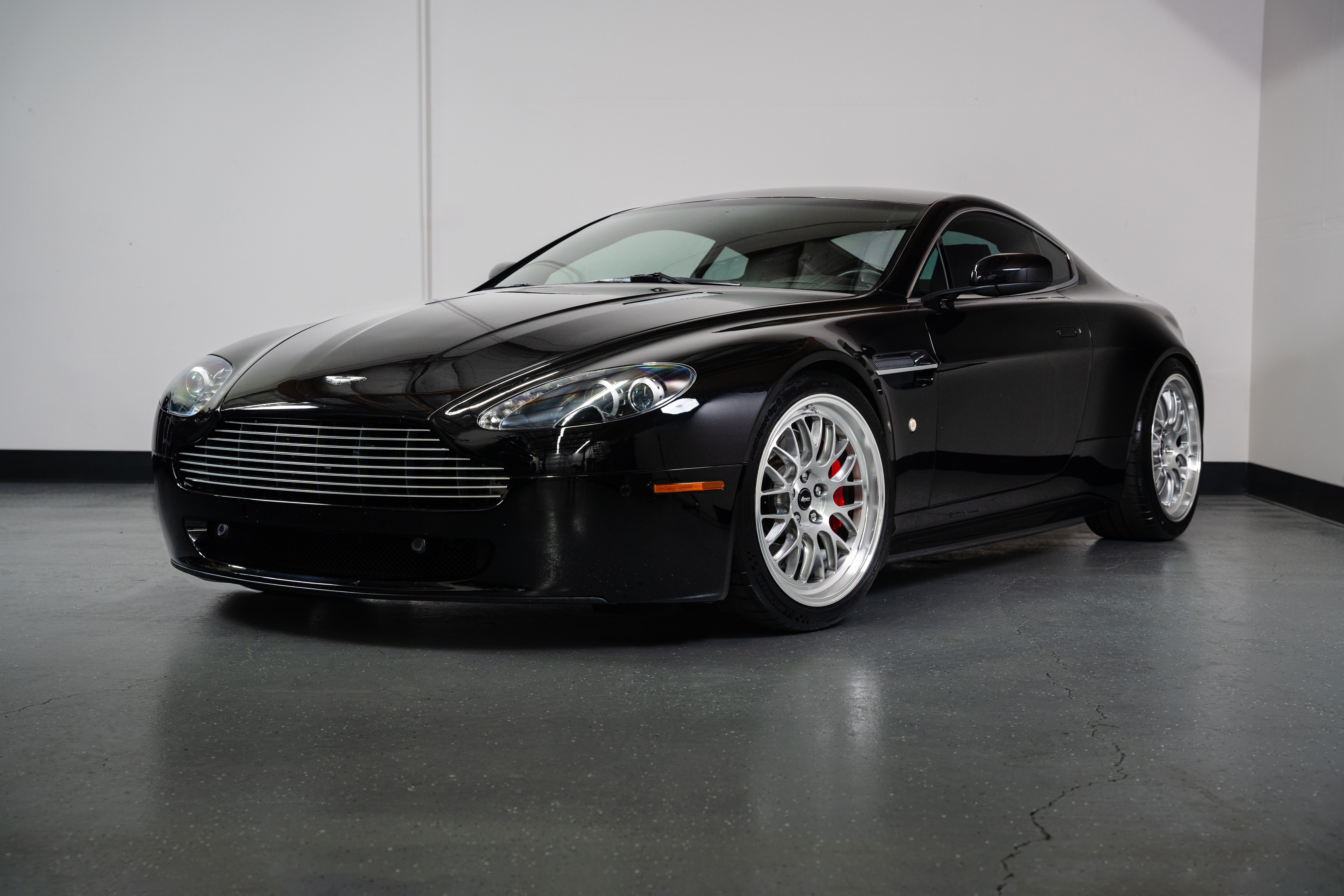 Black Aston Martin Vantage - ML-10RT in Machined Lip Brushed Clear