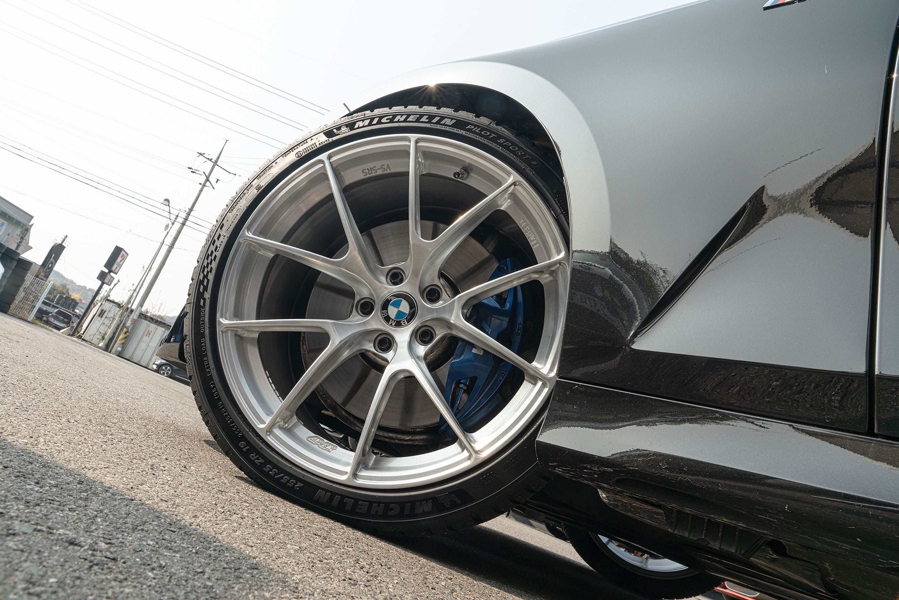 Black BMW G20 Sedan 3 Series with 19" VS-5RS Apex wheels in Brushed Clear