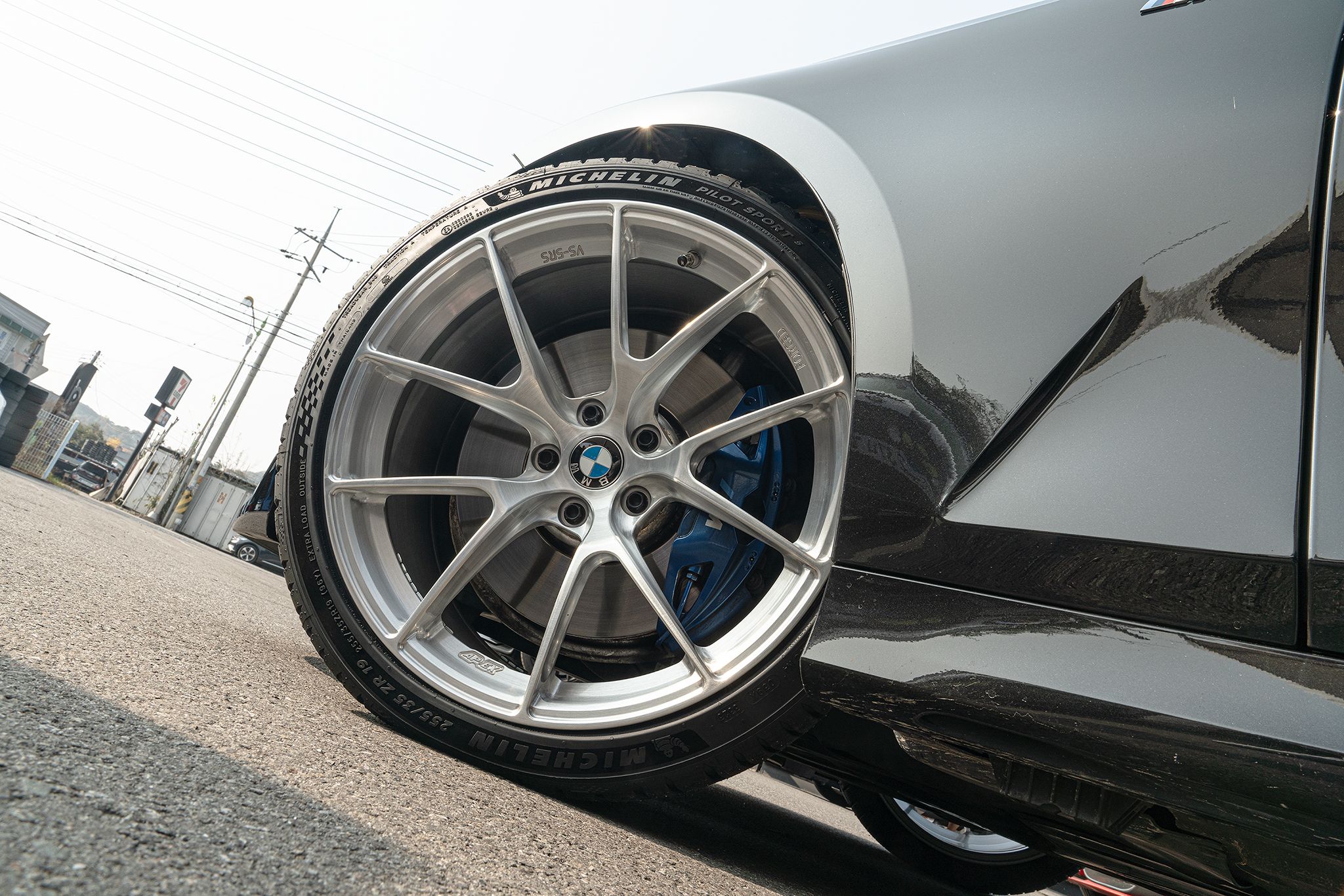 Black BMW G20 Sedan 3 Series with 19" VS-5RS Apex wheels in Brushed Clear