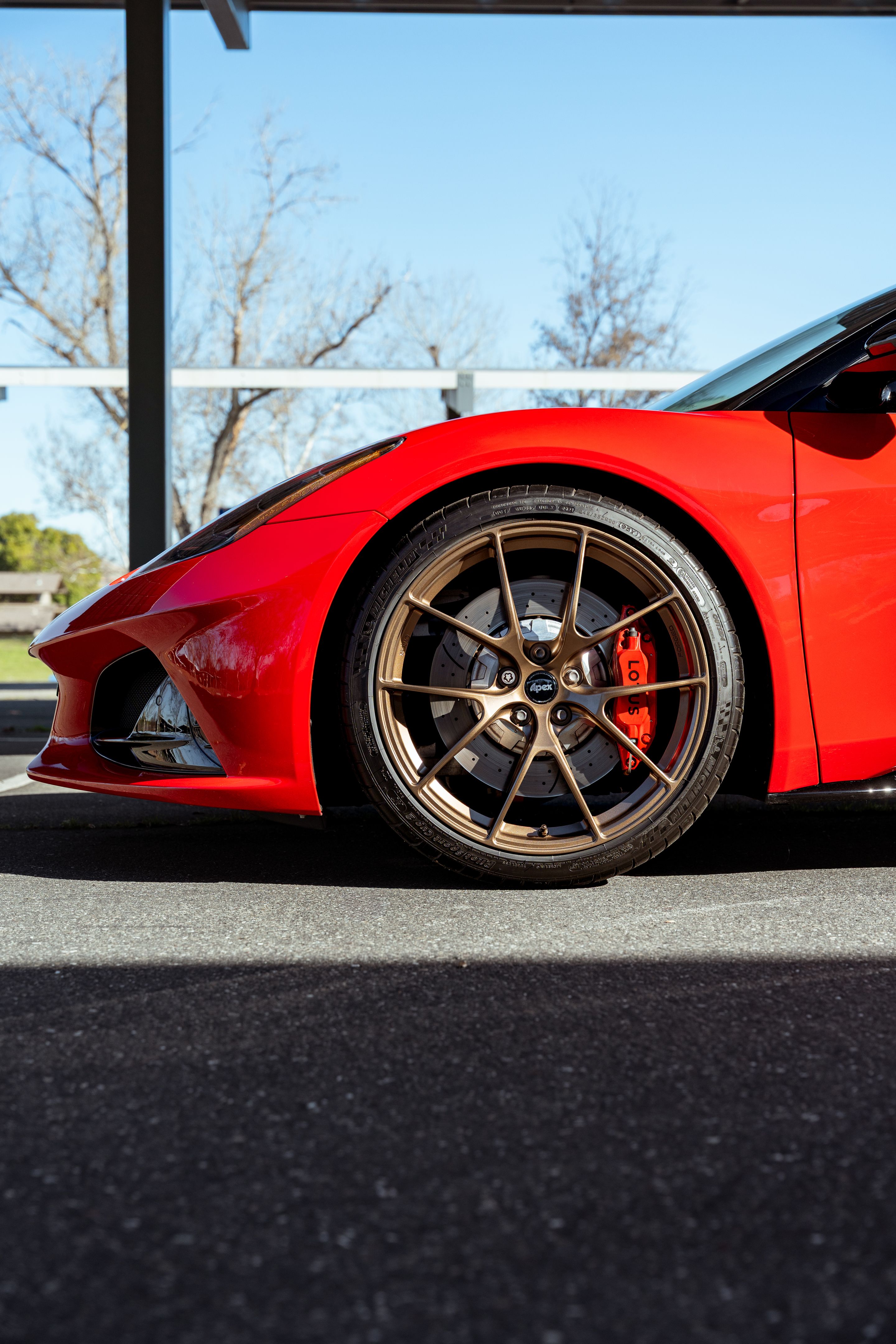 Red Lotus Emira with 20" VS-5RS Apex wheels in Anthracite
