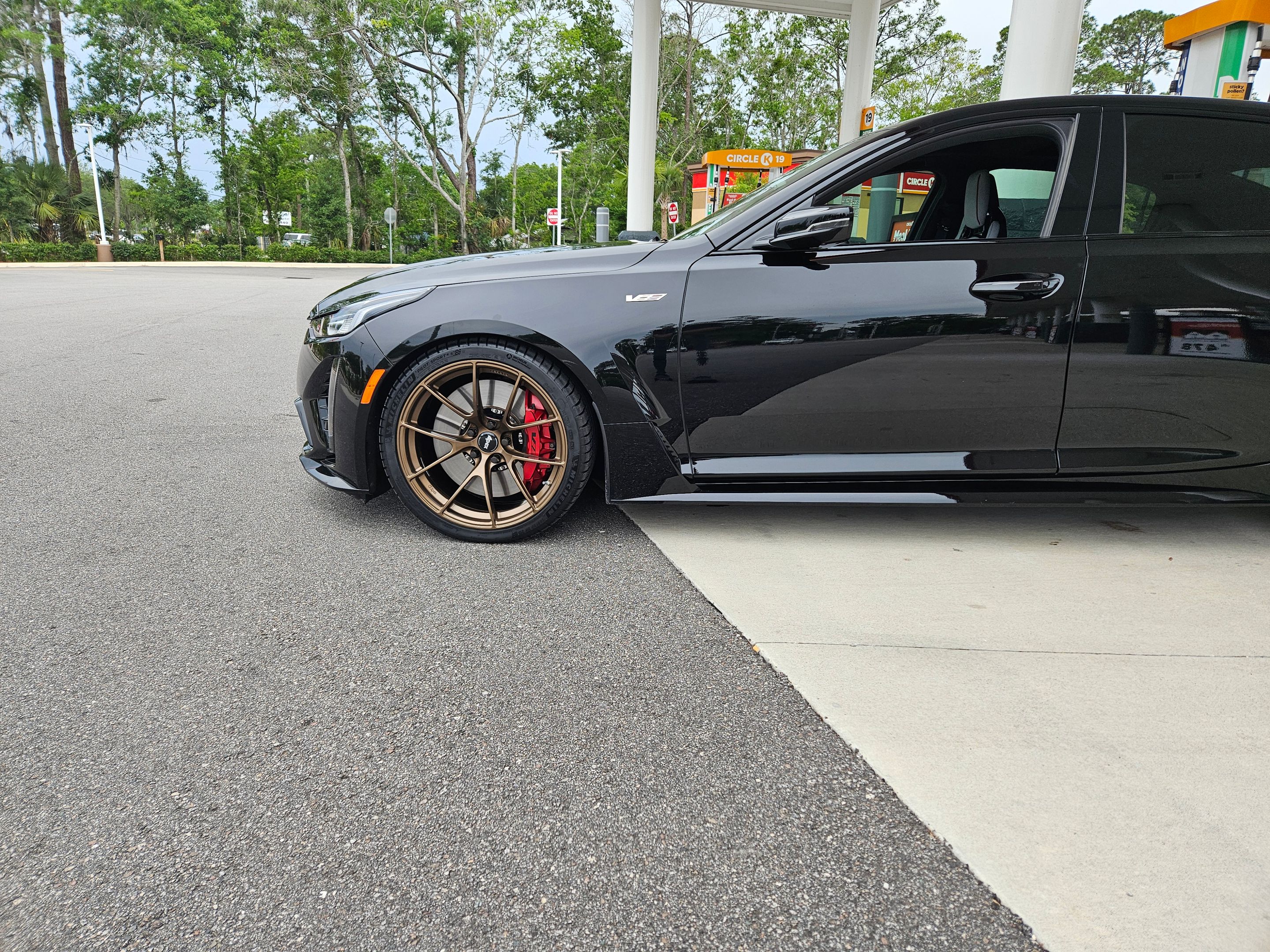Black Cadillac CT5-V Blackwing with 20" VS-5RS Apex wheels in Satin Bronze