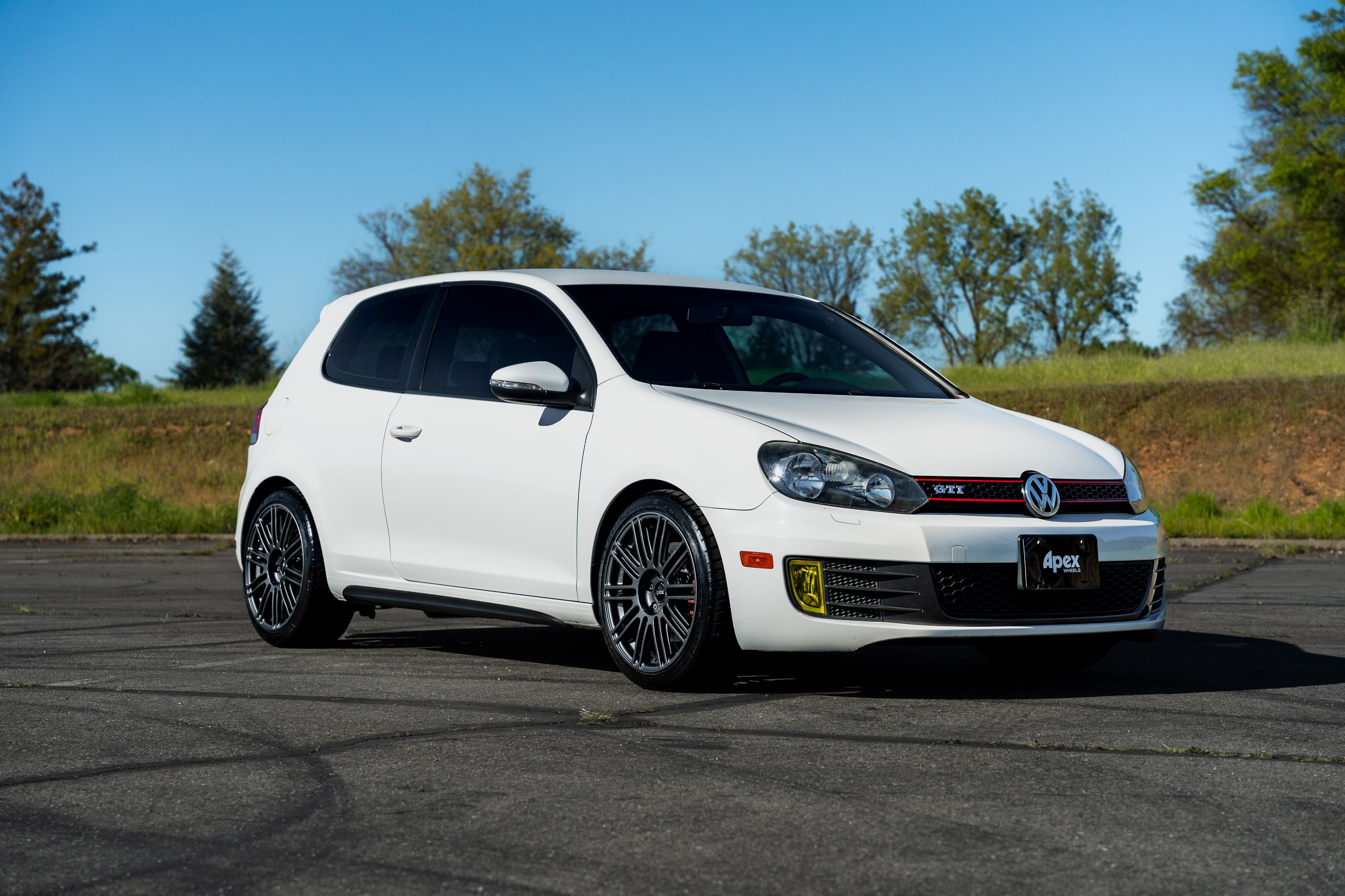 White VW MK6 GTI with 18" TC-10RT Apex wheels in Anthracite