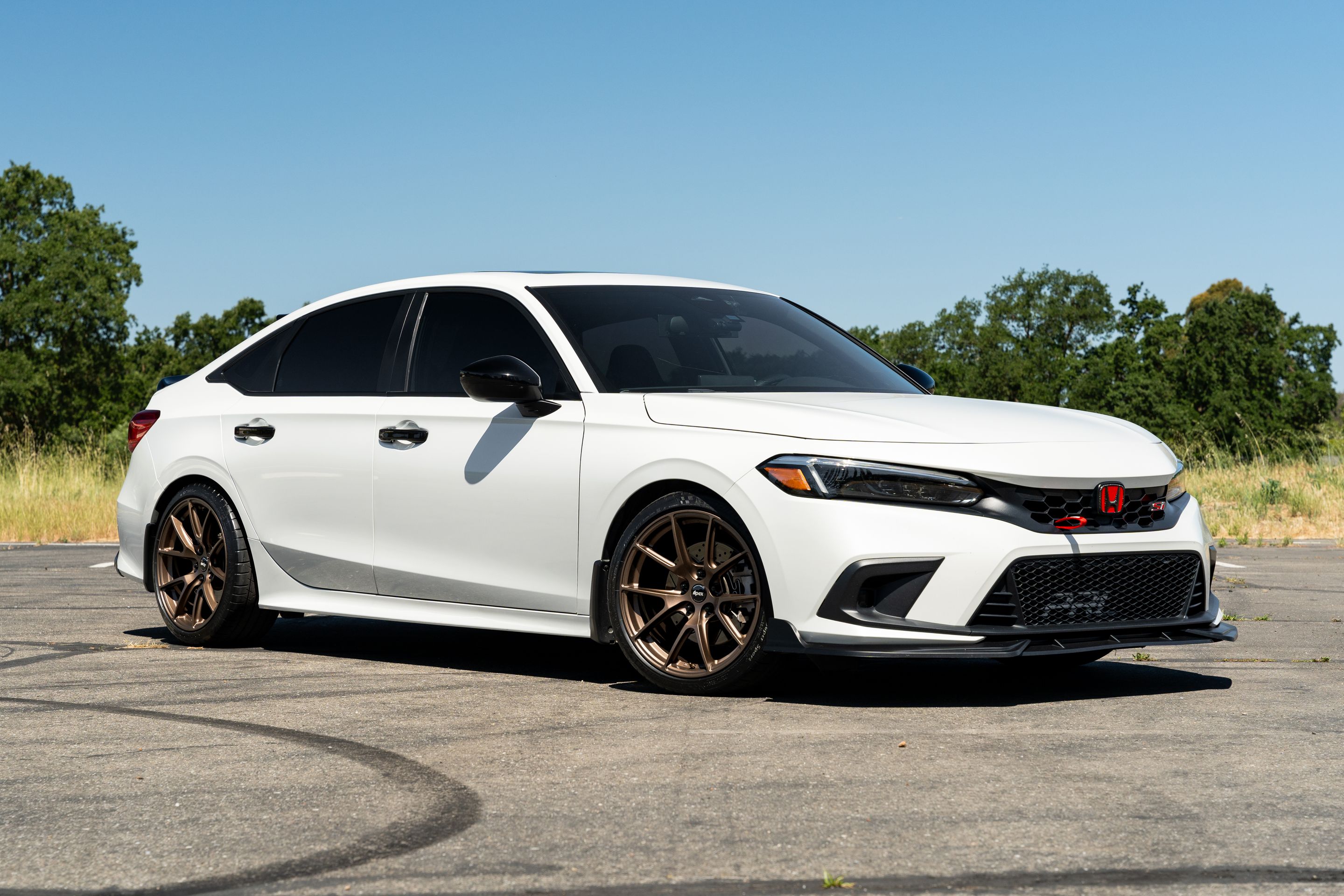 White Honda 11th Gen Civic with 18" VS-5 Apex wheels in Satin Bronze