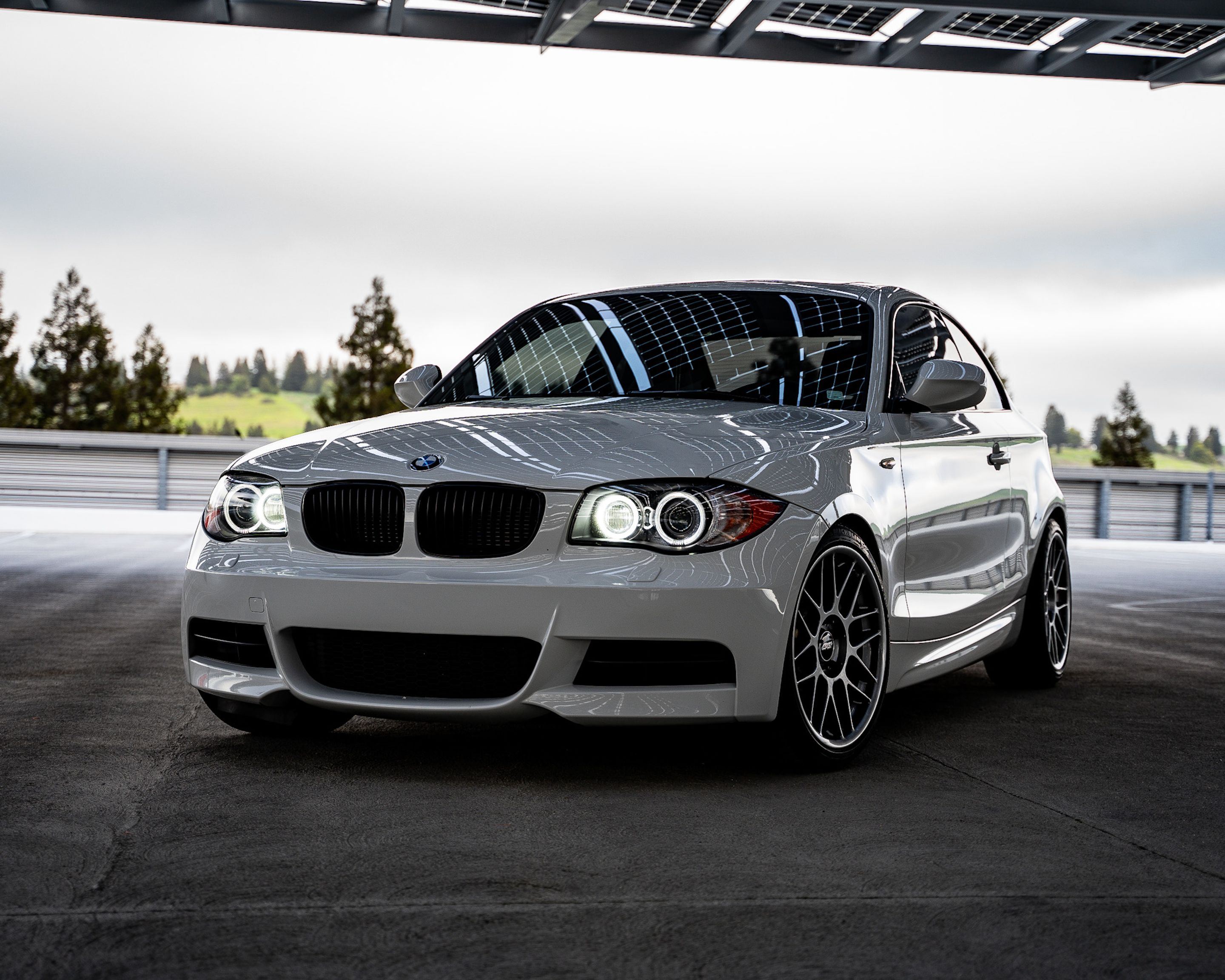 White BMW E82 Coupe 1 Series with 18" ARC-8 Apex wheels in Anthracite