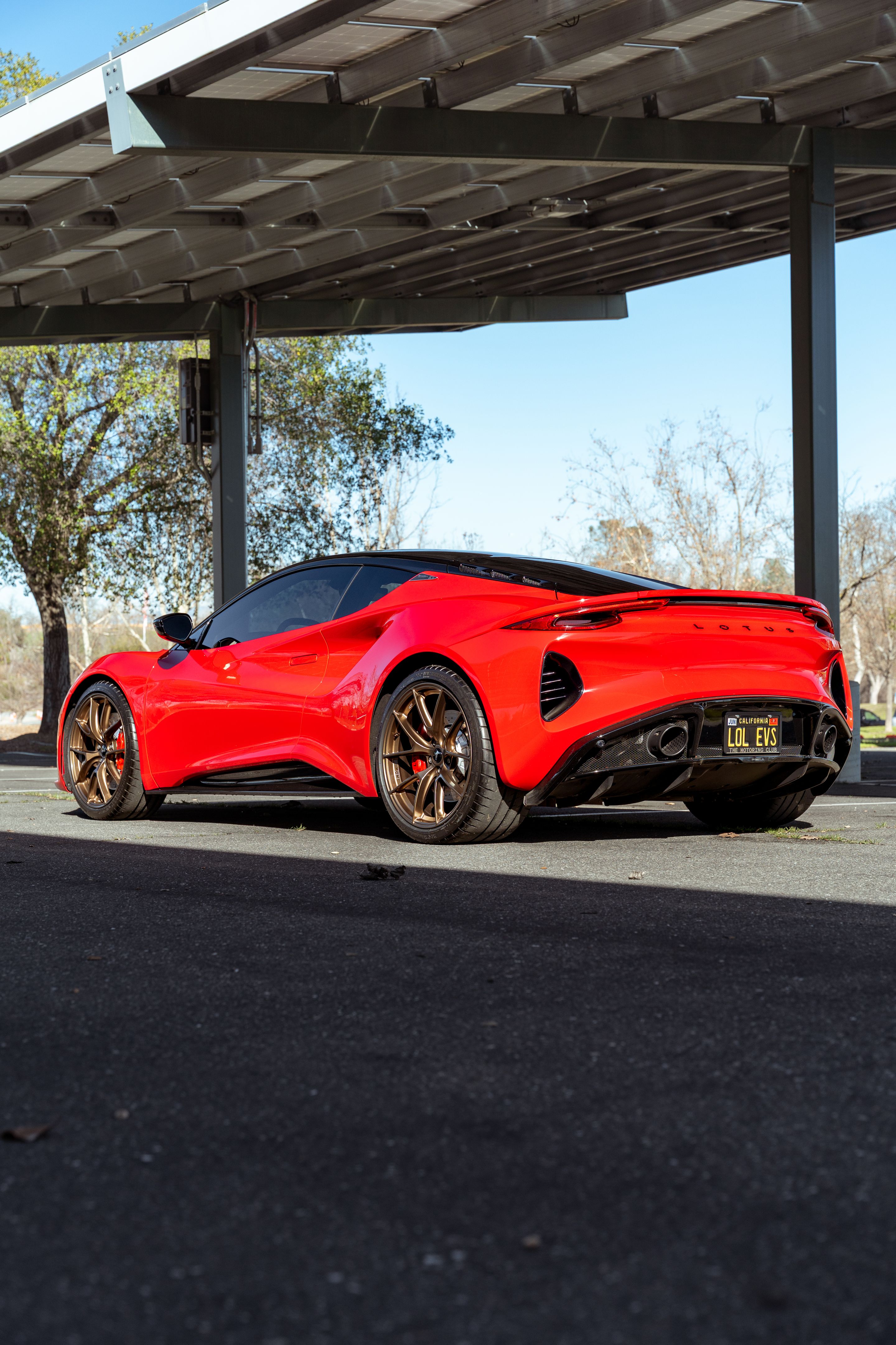 Red Lotus Emira with 20" VS-5RS Apex wheels in Anthracite