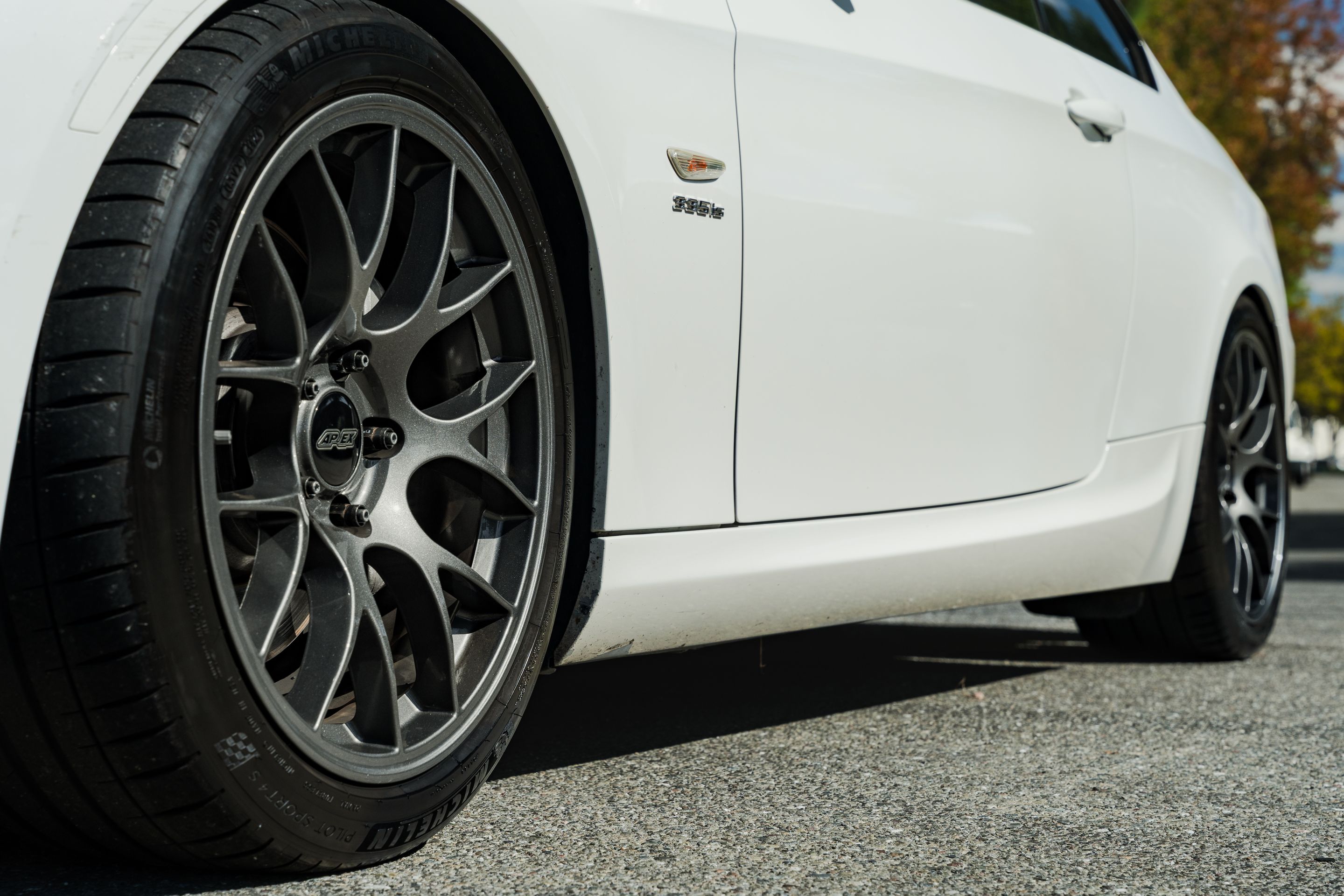 White BMW E92 Coupe 3 Series with 18" EC-7 Apex wheels in Anthracite