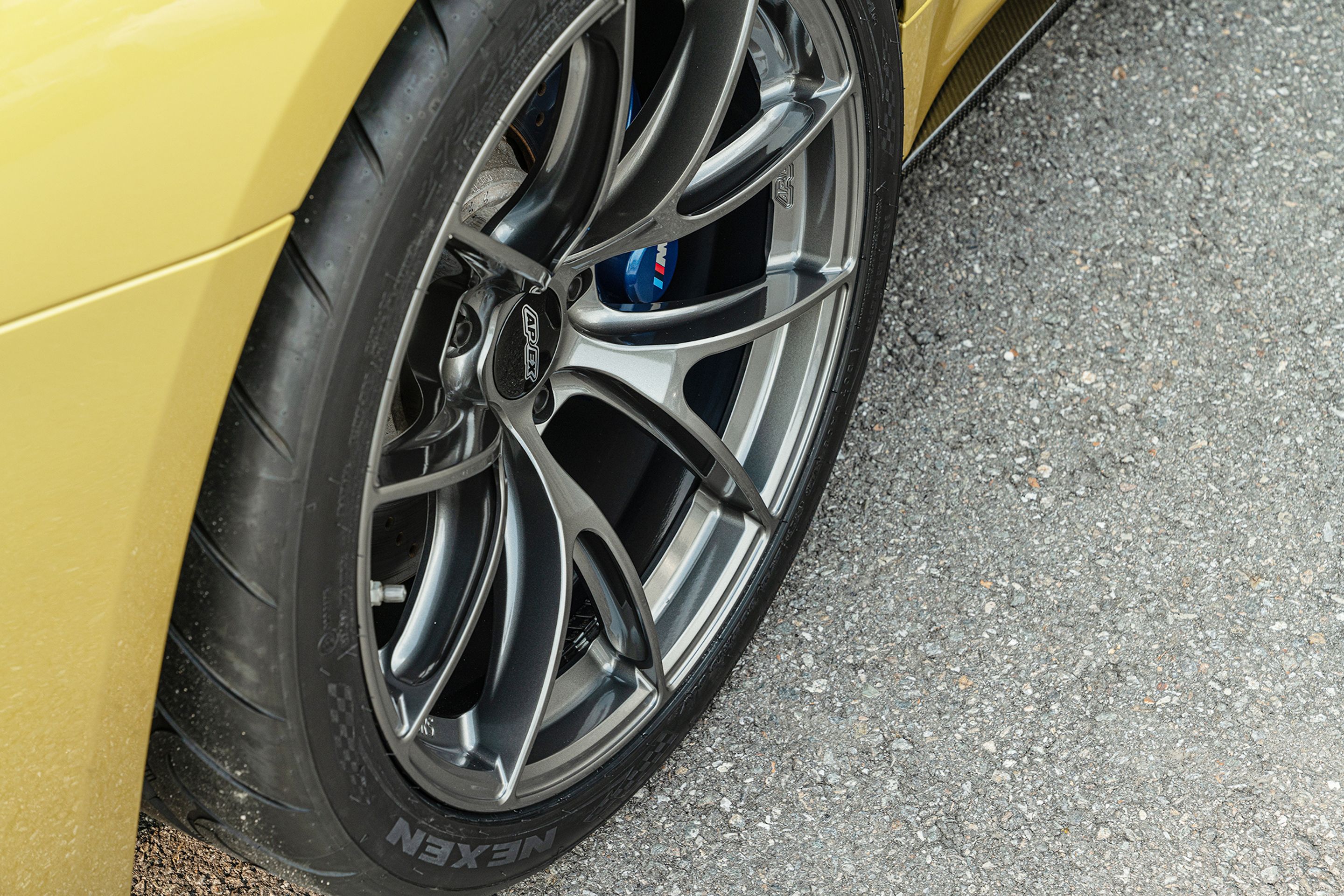 Yellow BMW F82 Coupe M4 with 19" VS-5RS Apex wheels in Anthracite