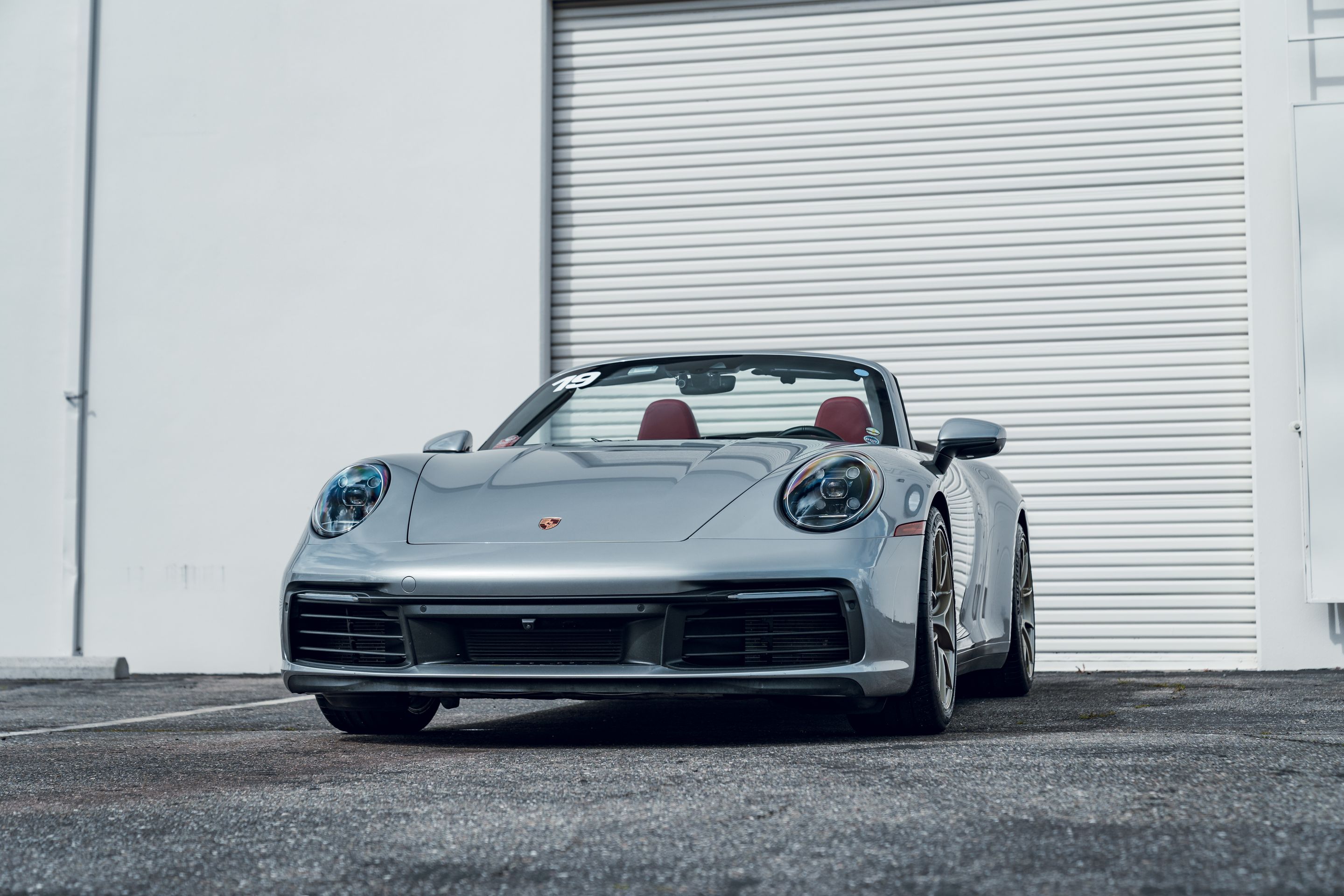 Silver Porsche 911 992.1 Carrera S with 19"/20" VS-5RS Apex wheels in Motorsport Gold