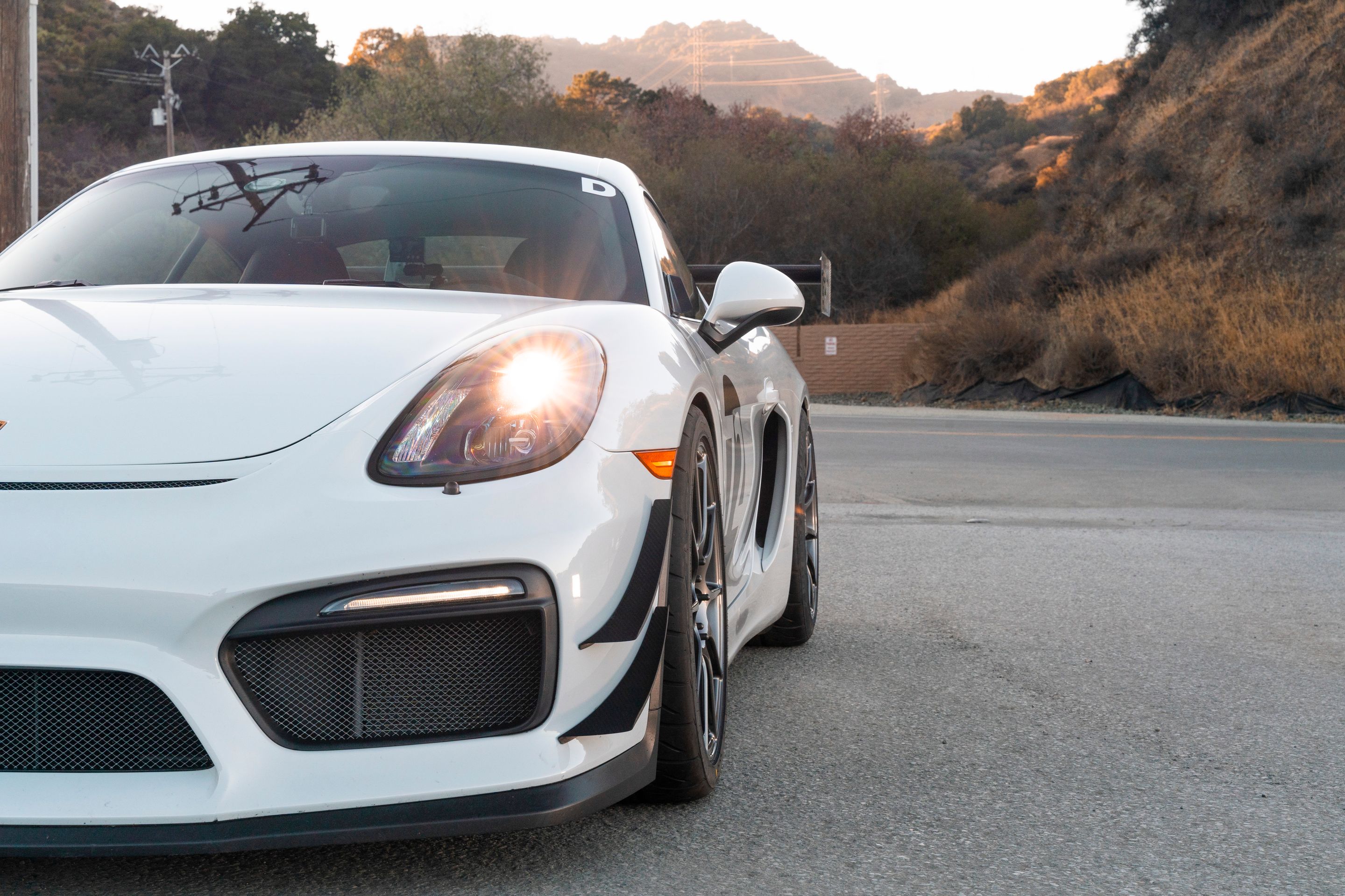 White Porsche 981 Cayman GT4 with 19" SM-10 Apex wheels in Anthracite