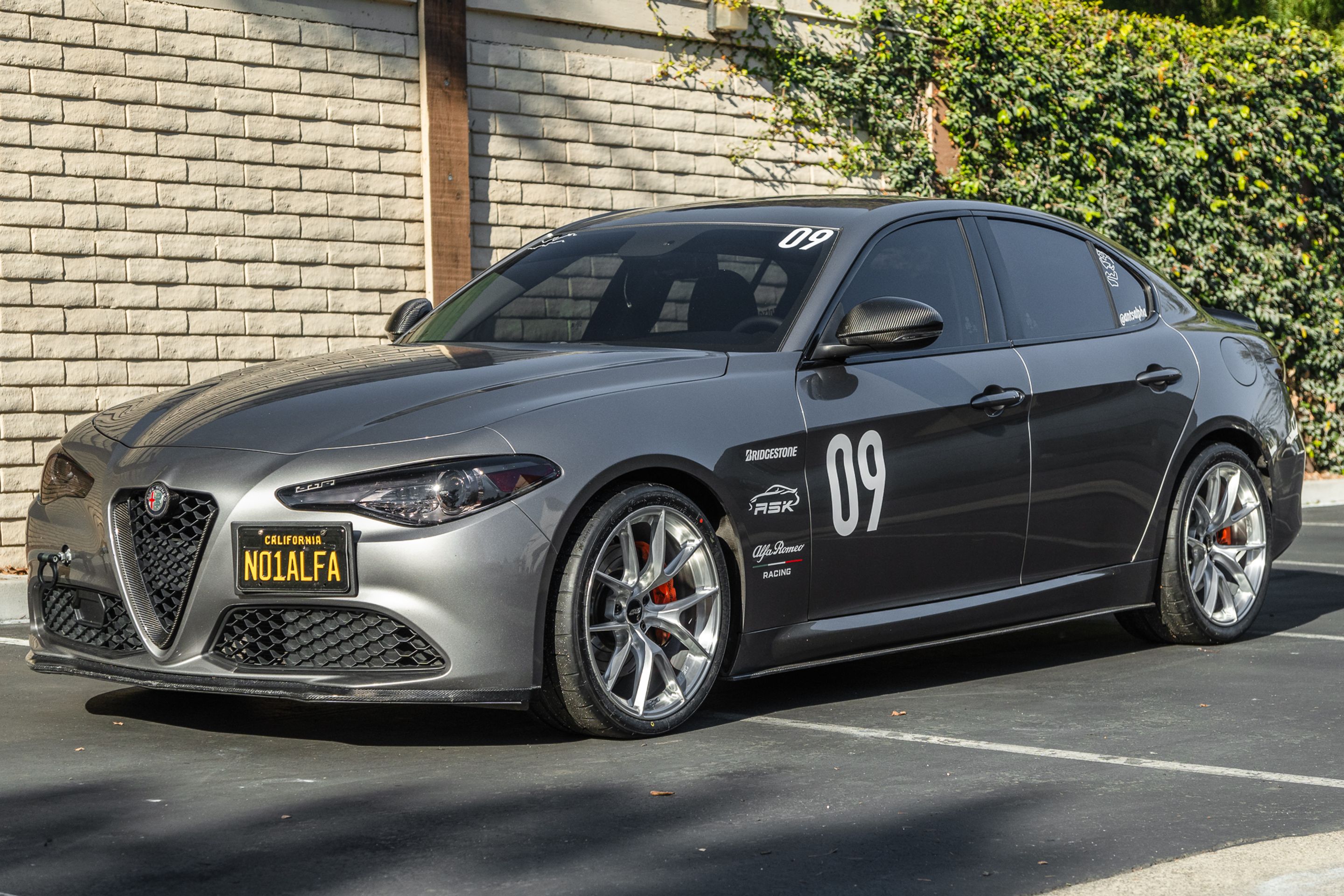 Grey Alfa Romeo Giulia Standard with 19" VS-5RS Apex wheels in Brushed Clear