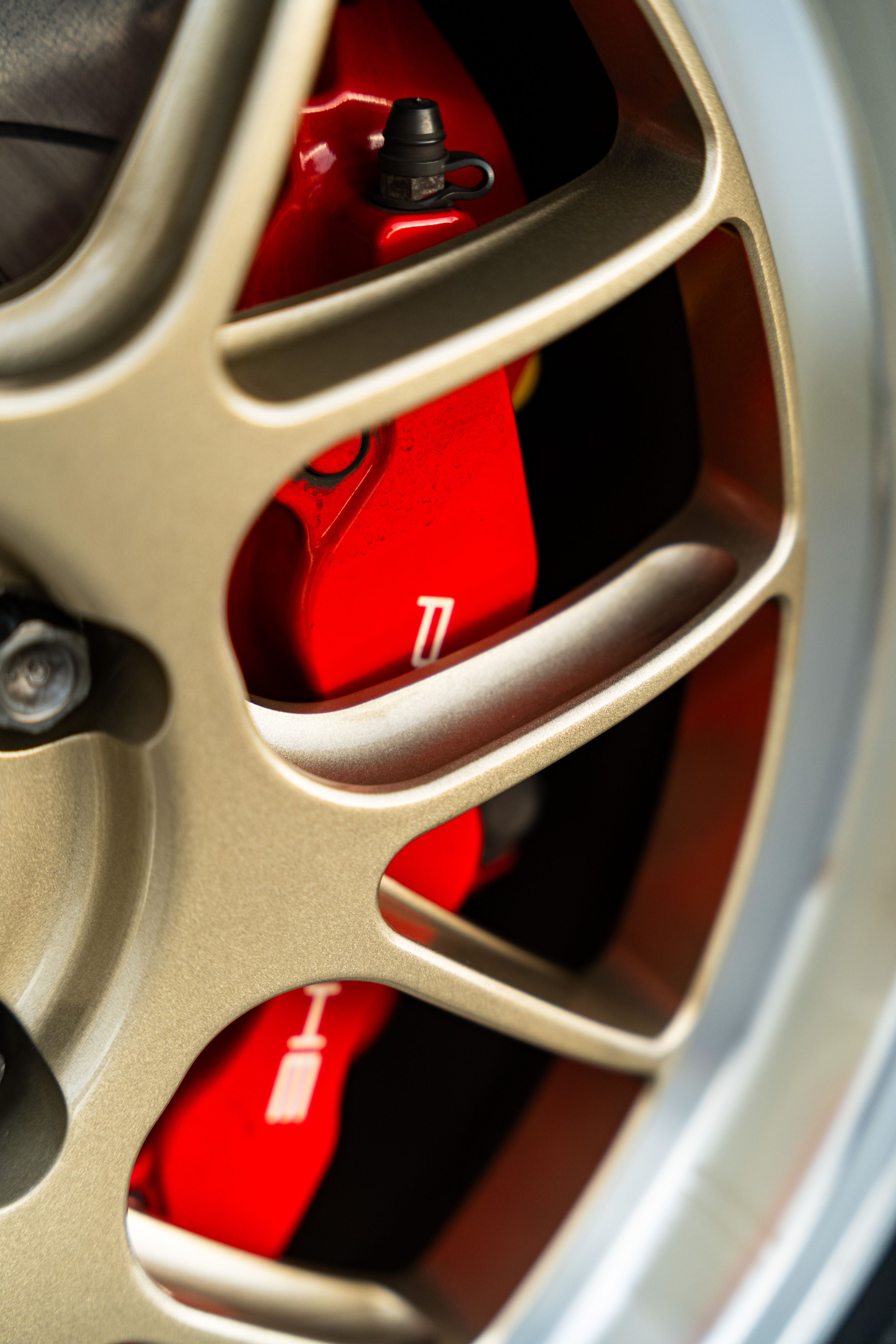 Blue Porsche 911 997 GT3 with 19" TEST-M Apex wheels in Machined Lip Gloss Motorsport Gold