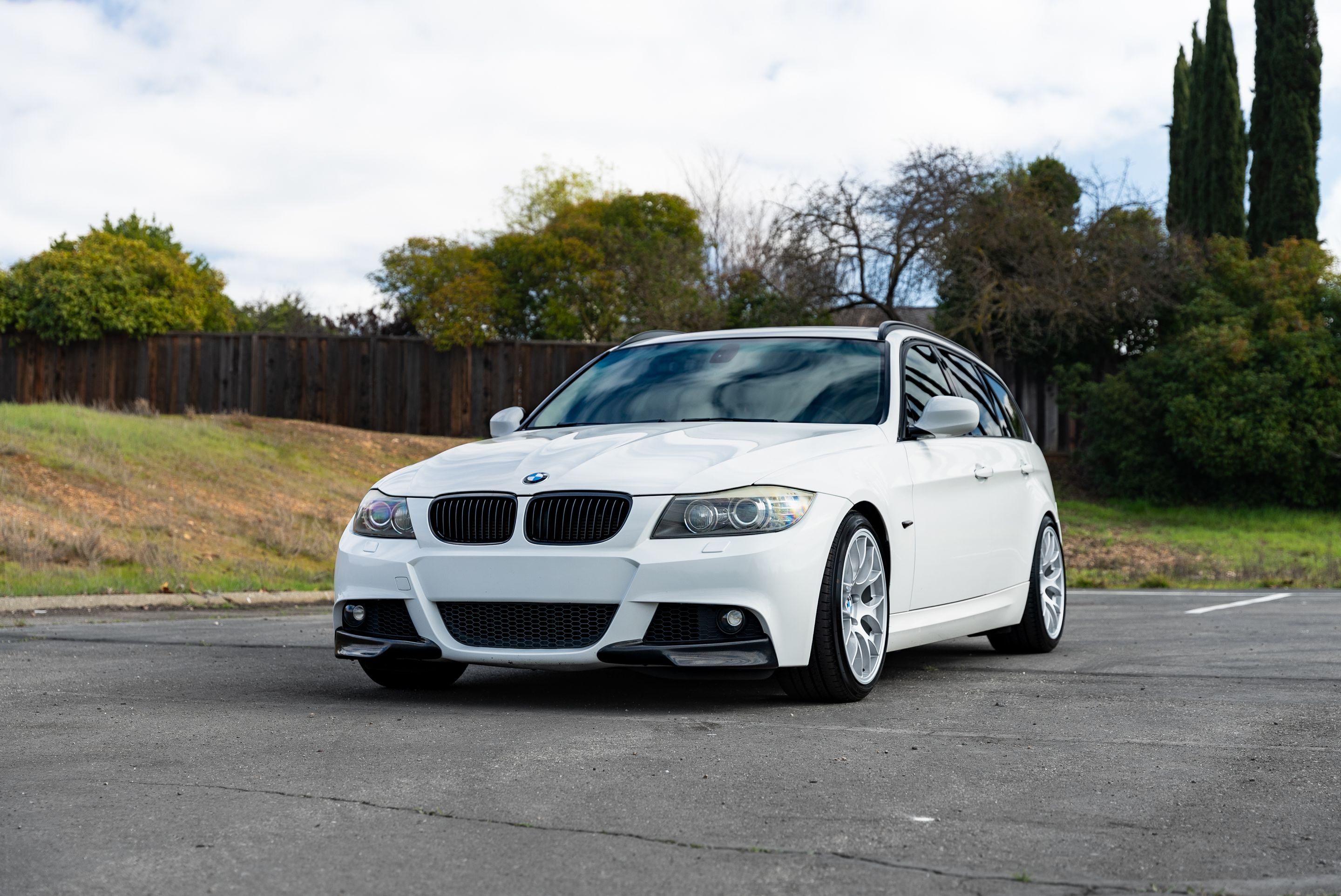 White BMW E91 LCI Wagon 3 Series with 18" EC-7 Apex wheels in Race Silver