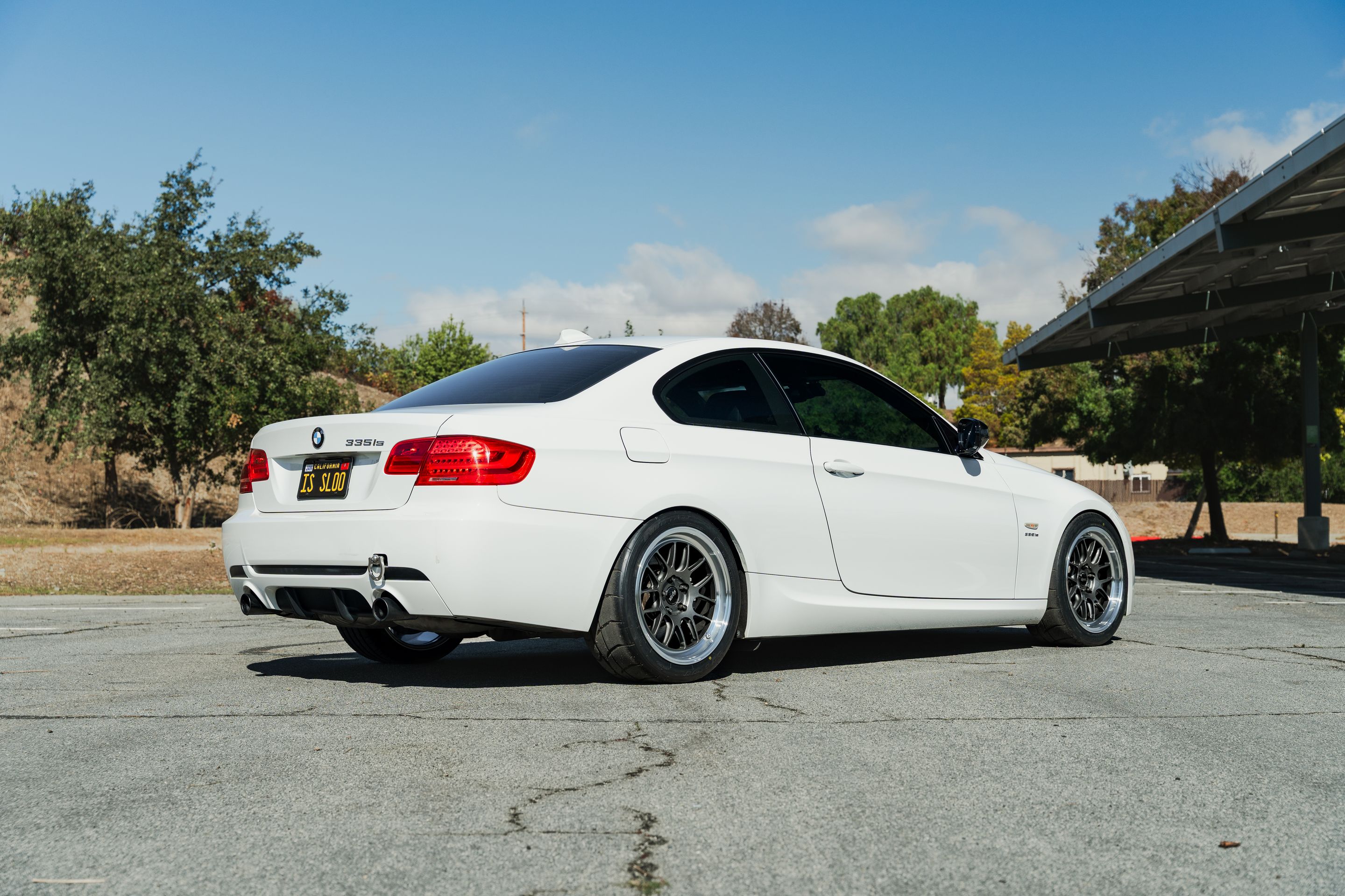 White BMW  3 Series with 18" ML-7RT Apex wheels in Machined Lip Anthracite