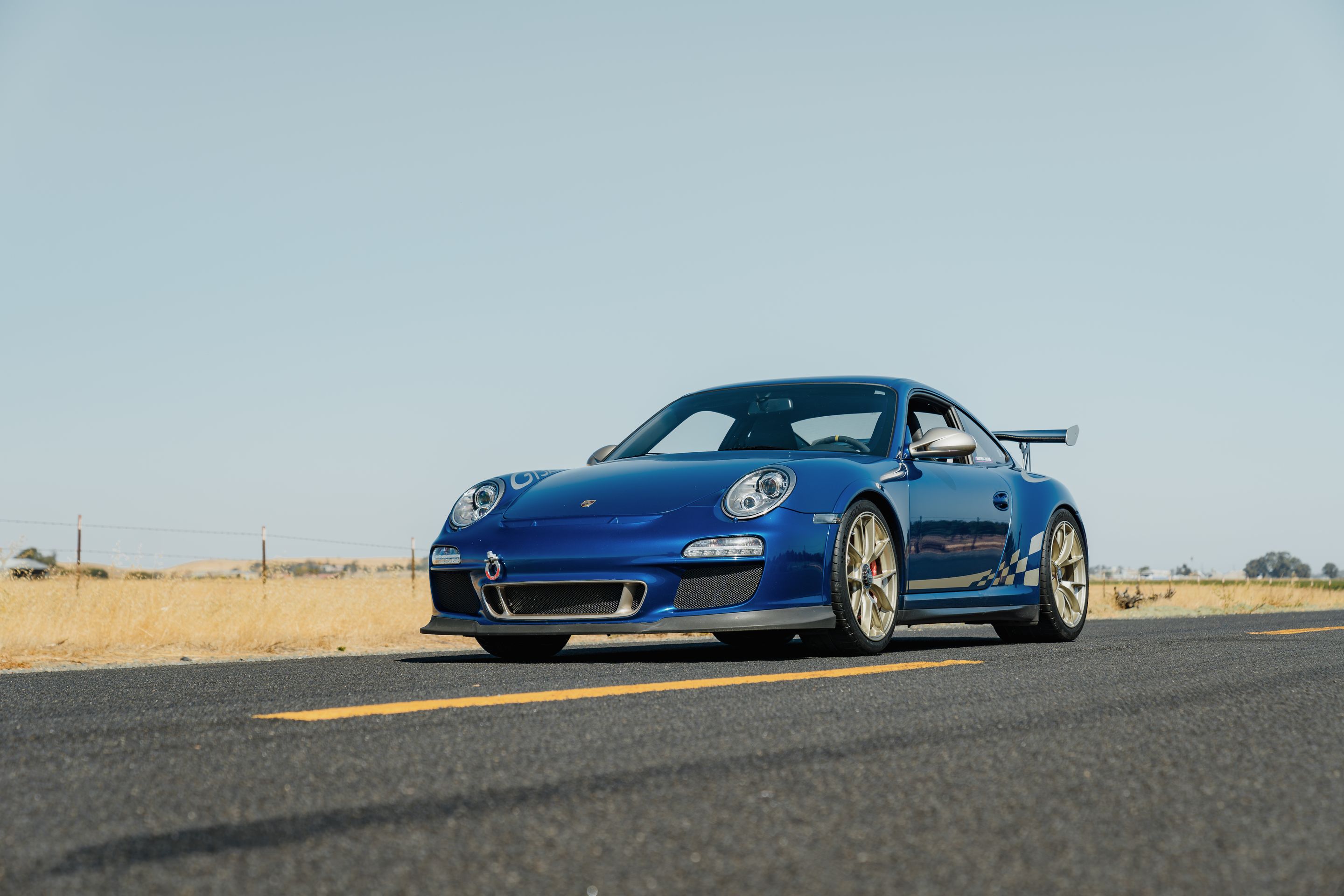 Blue Porsche 911 997 GT3 RS with 19" VS-5RS Apex wheels in Motorsport Gold