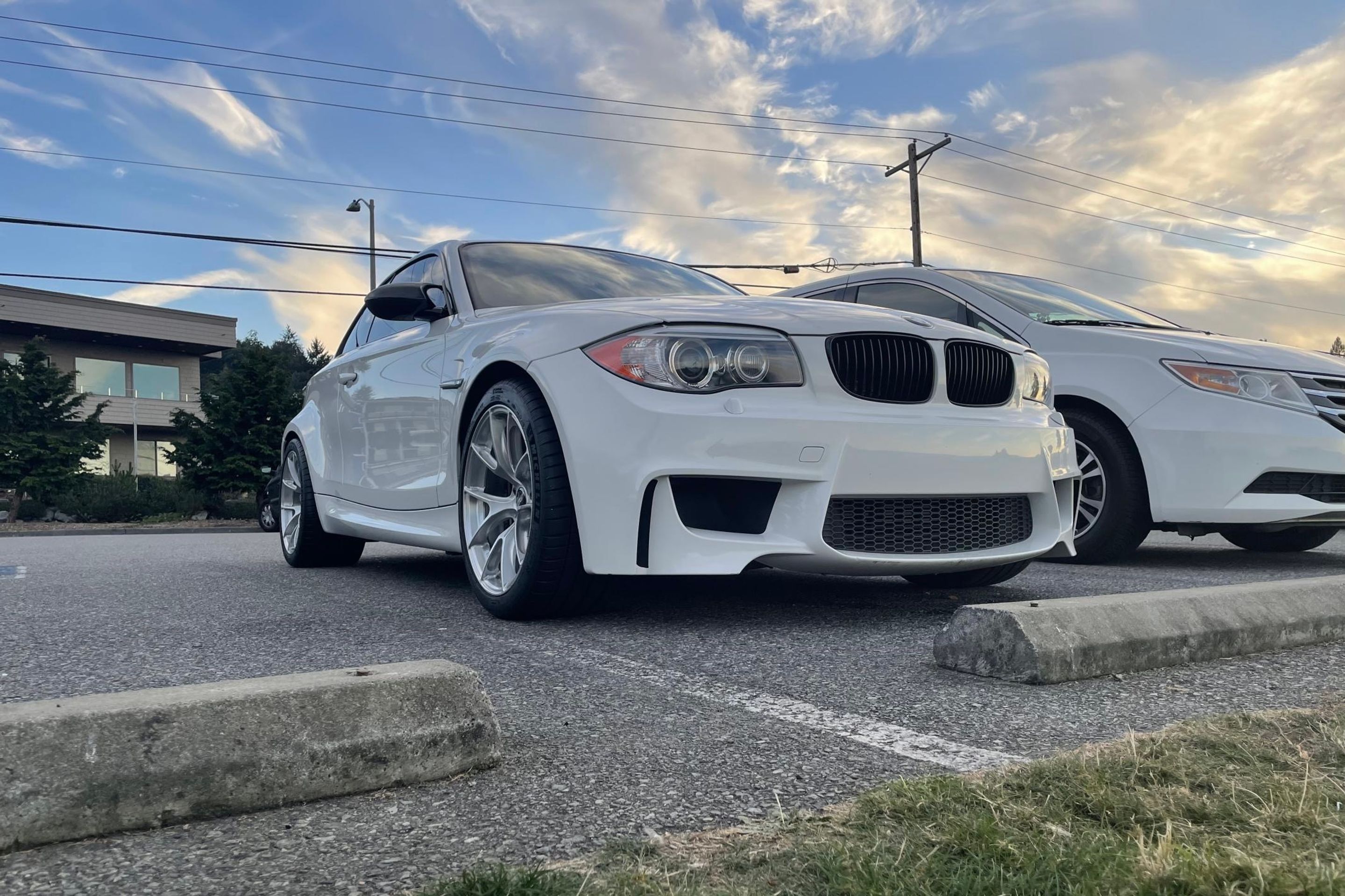 White BMW E82 1M with 18" VS-5RS Apex wheels in Brushed Clear