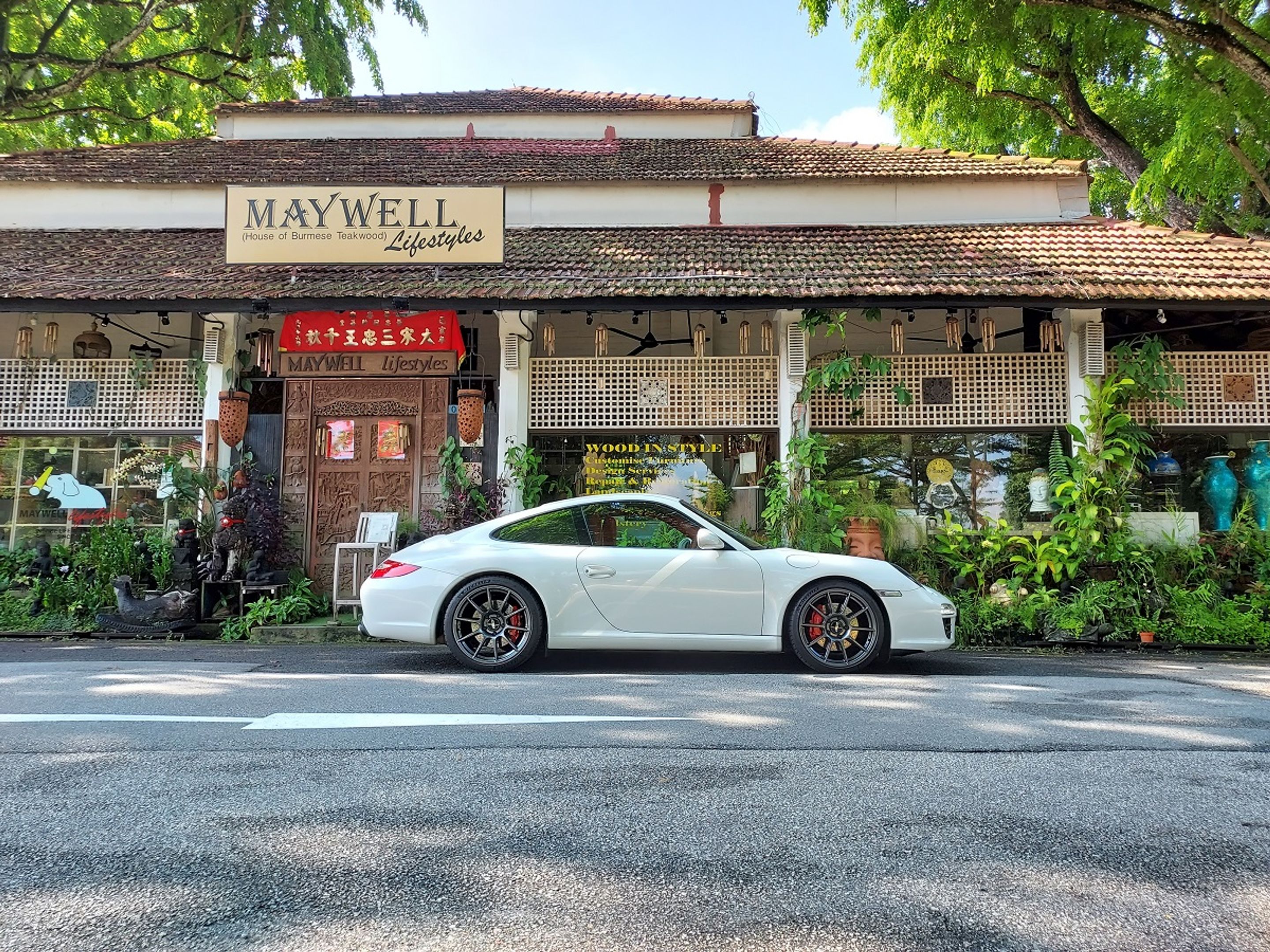 White Porsche 911 997 Carrera S with 19" SM-10 Apex wheels in Anthracite