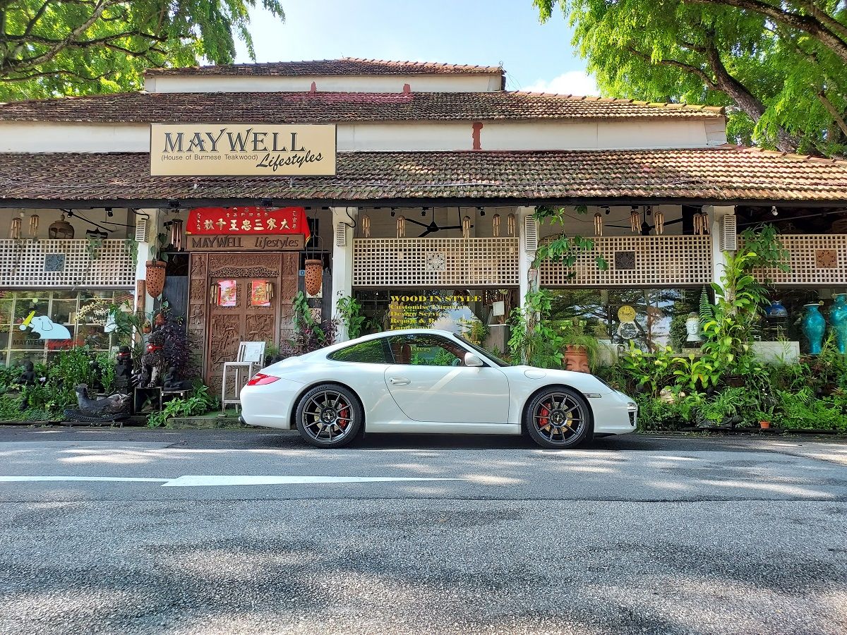 White Porsche 911 997 Carrera S with 19" SM-10 Apex wheels in Anthracite