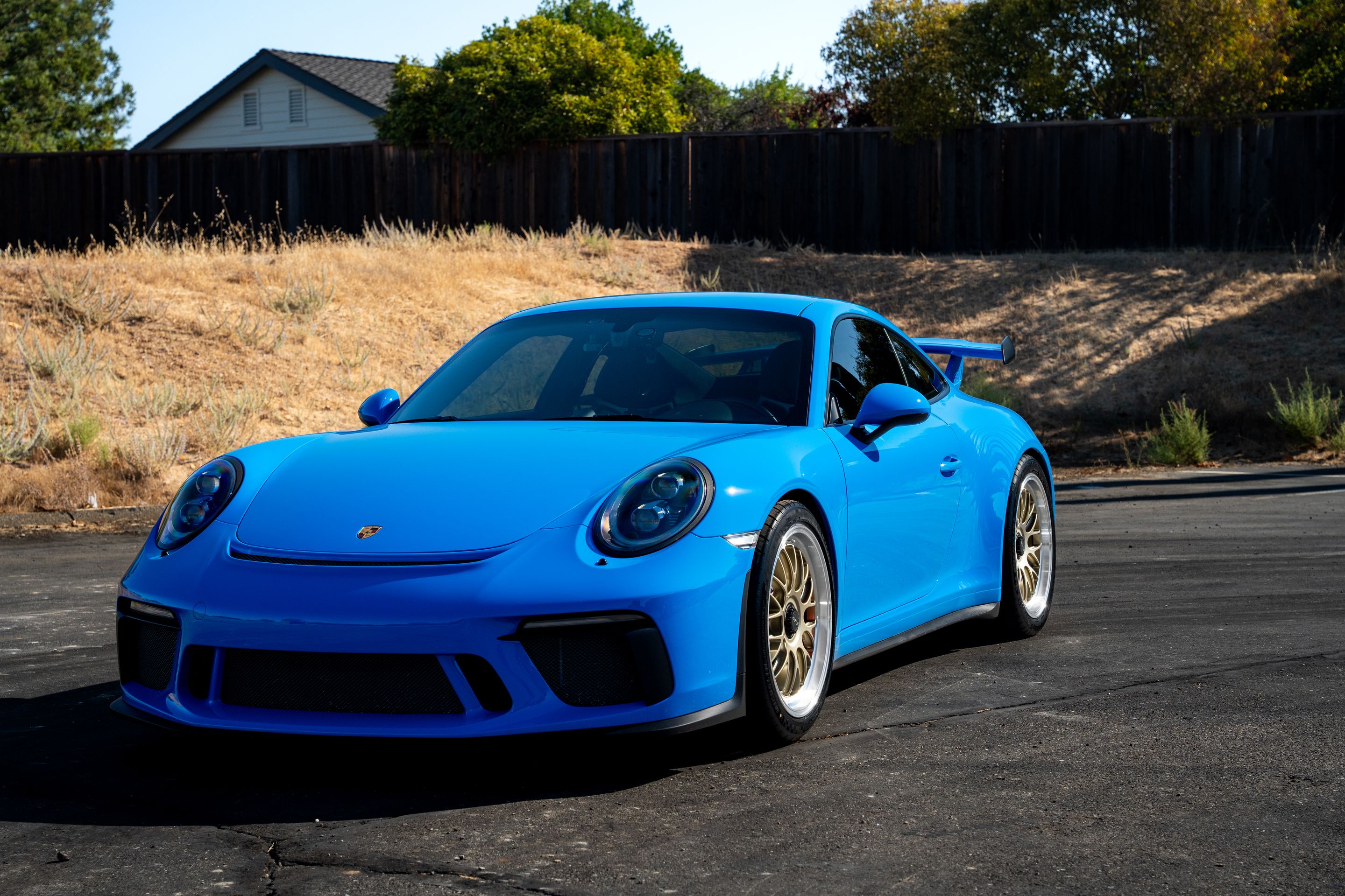 Blue Porsche 911 991.2 GT3 with 19" ML-10RT Apex wheels in Machined Lip Gloss Motorsport Gold