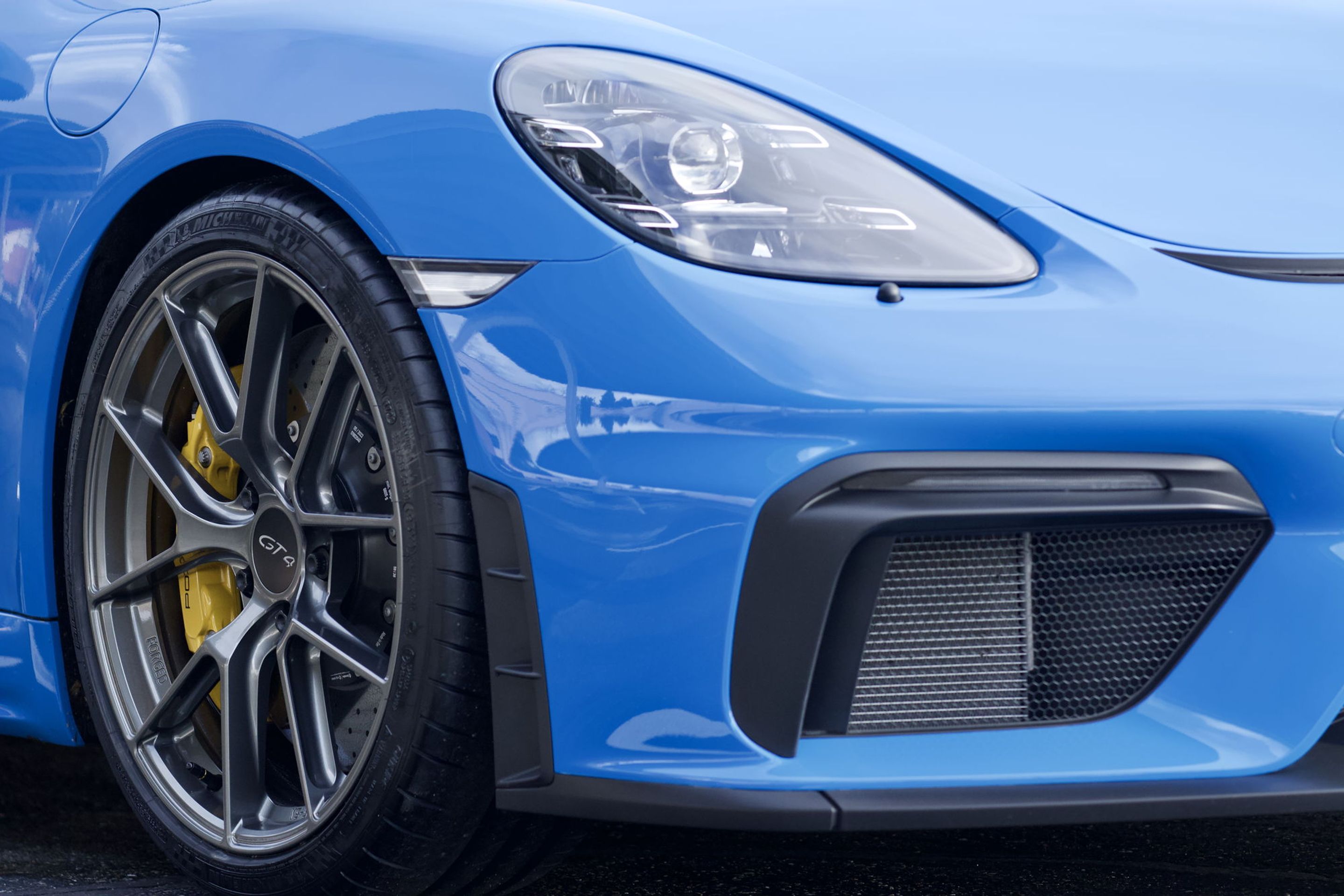 Blue Porsche 718 Cayman GT4 with 20" VS-5RS Apex wheels in Anthracite