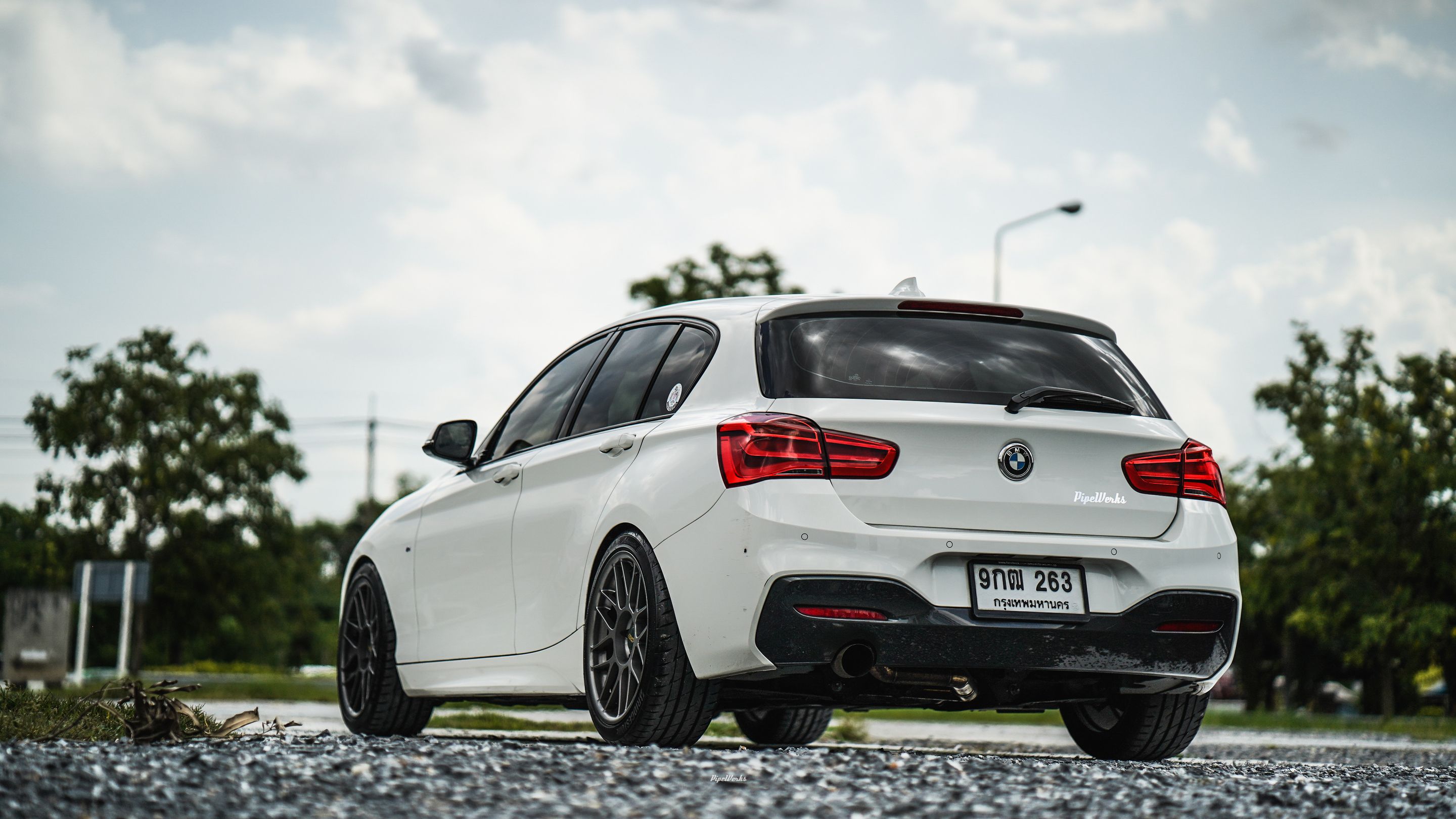 White BMW F20 Hatchback 1 Series with 18" ARC-8 Apex wheels in Anthracite