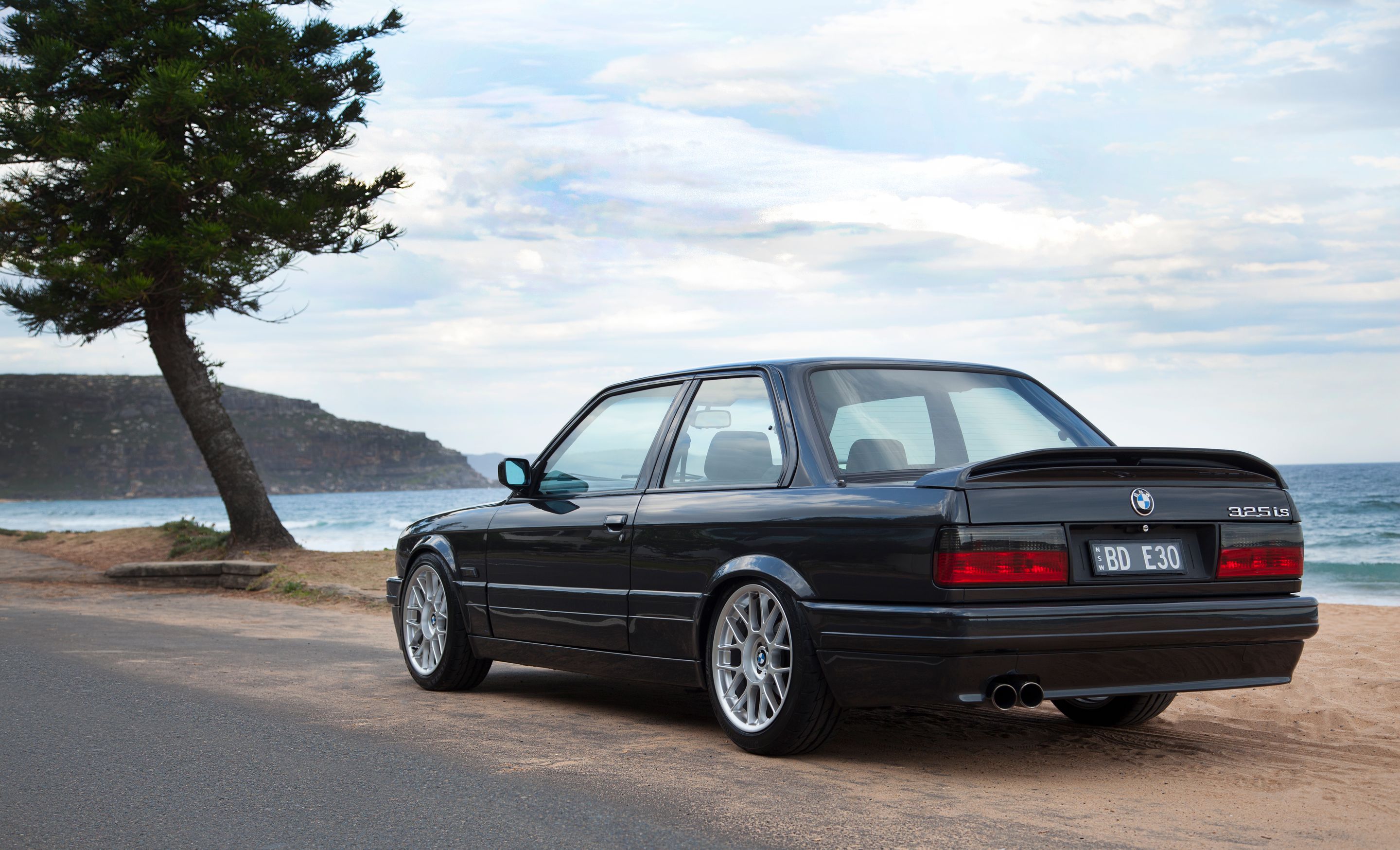 Black BMW E30 3 Series with 17" ARC-8 Apex wheels in Hyper Silver