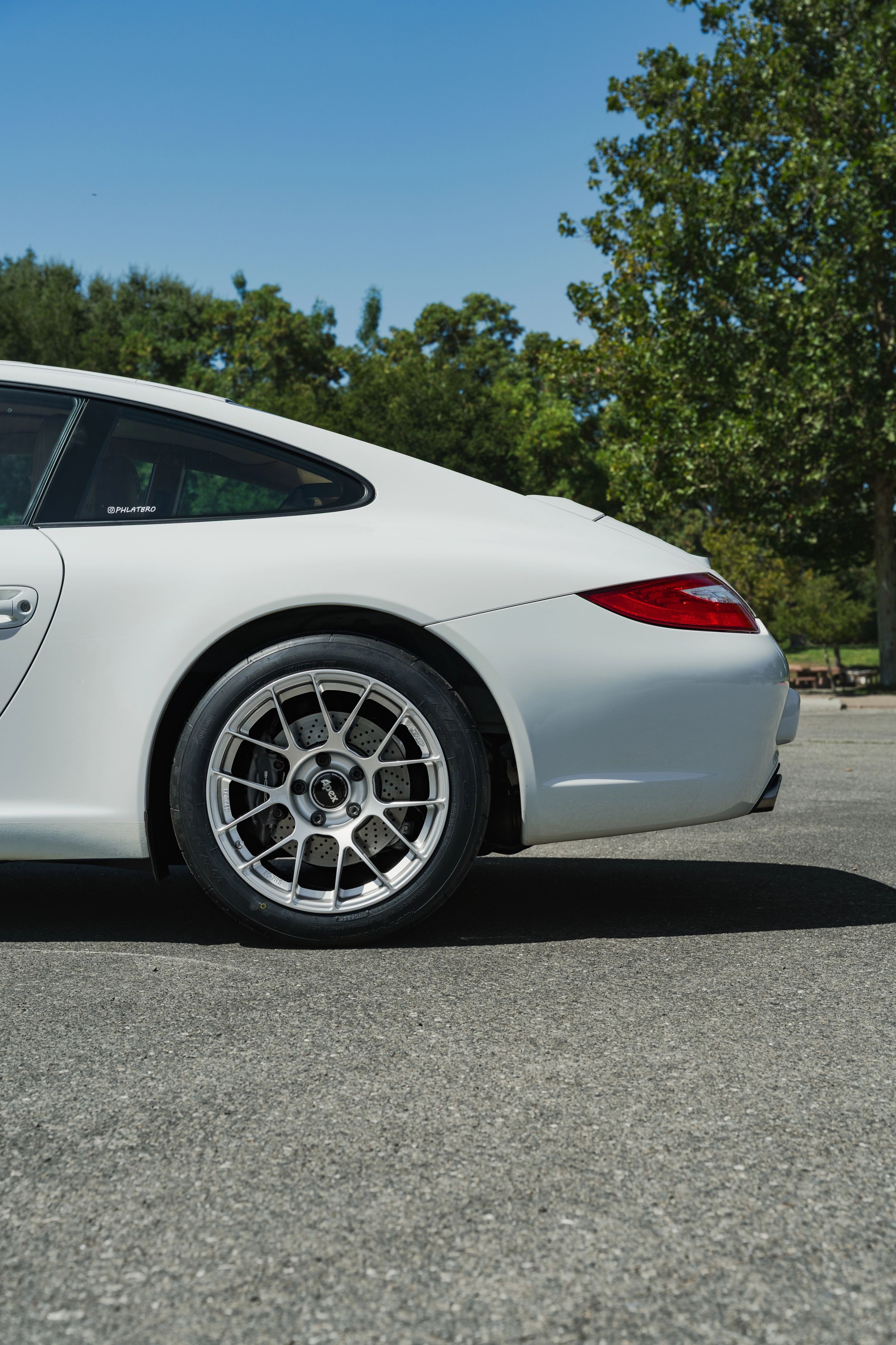 White Porsche 911 997 Carrera with 18" EC-7RS Apex wheels in Race Silver