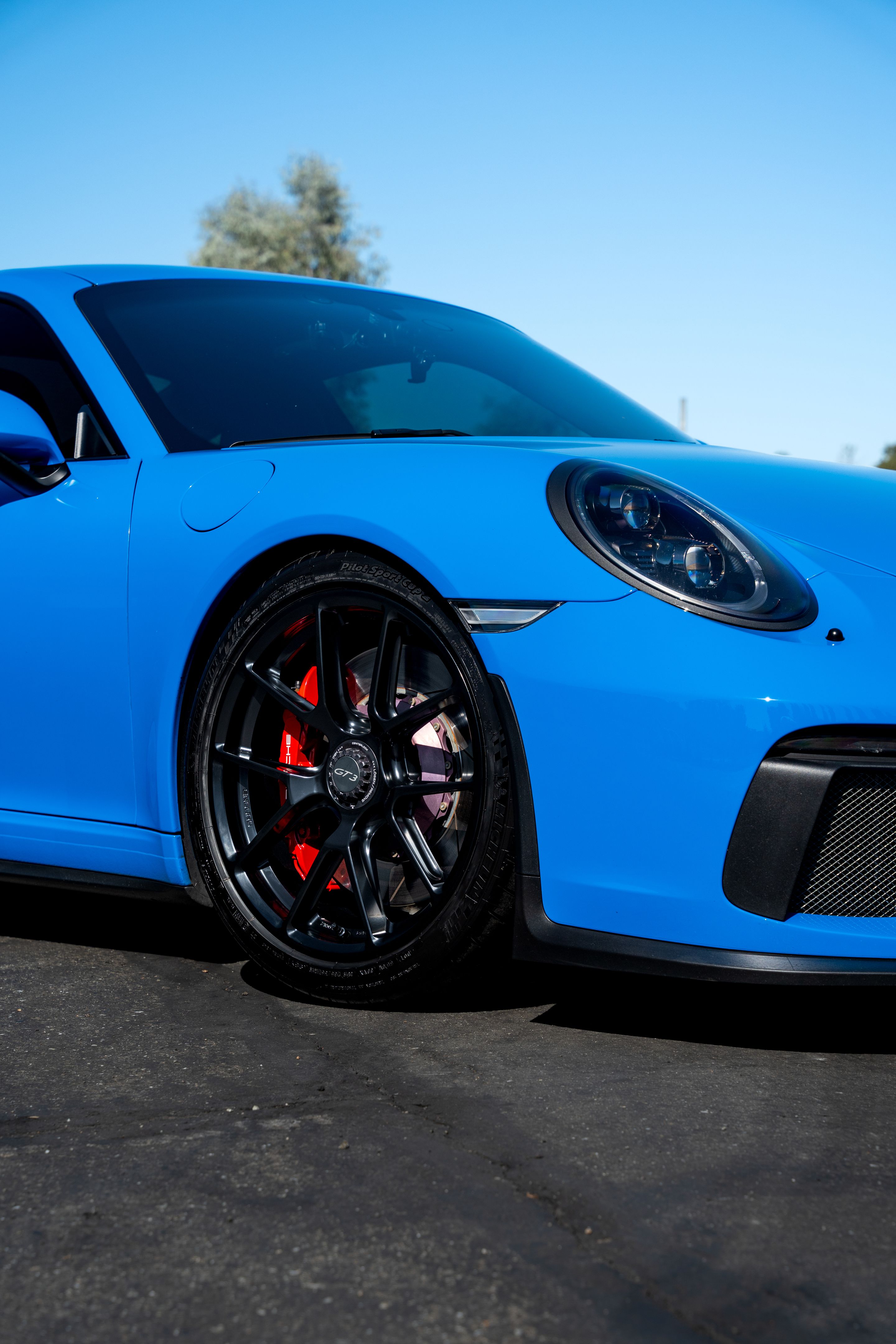 Blue Porsche 911 991.2 GT3 with 19" VS-5RE Apex wheels in Satin Black