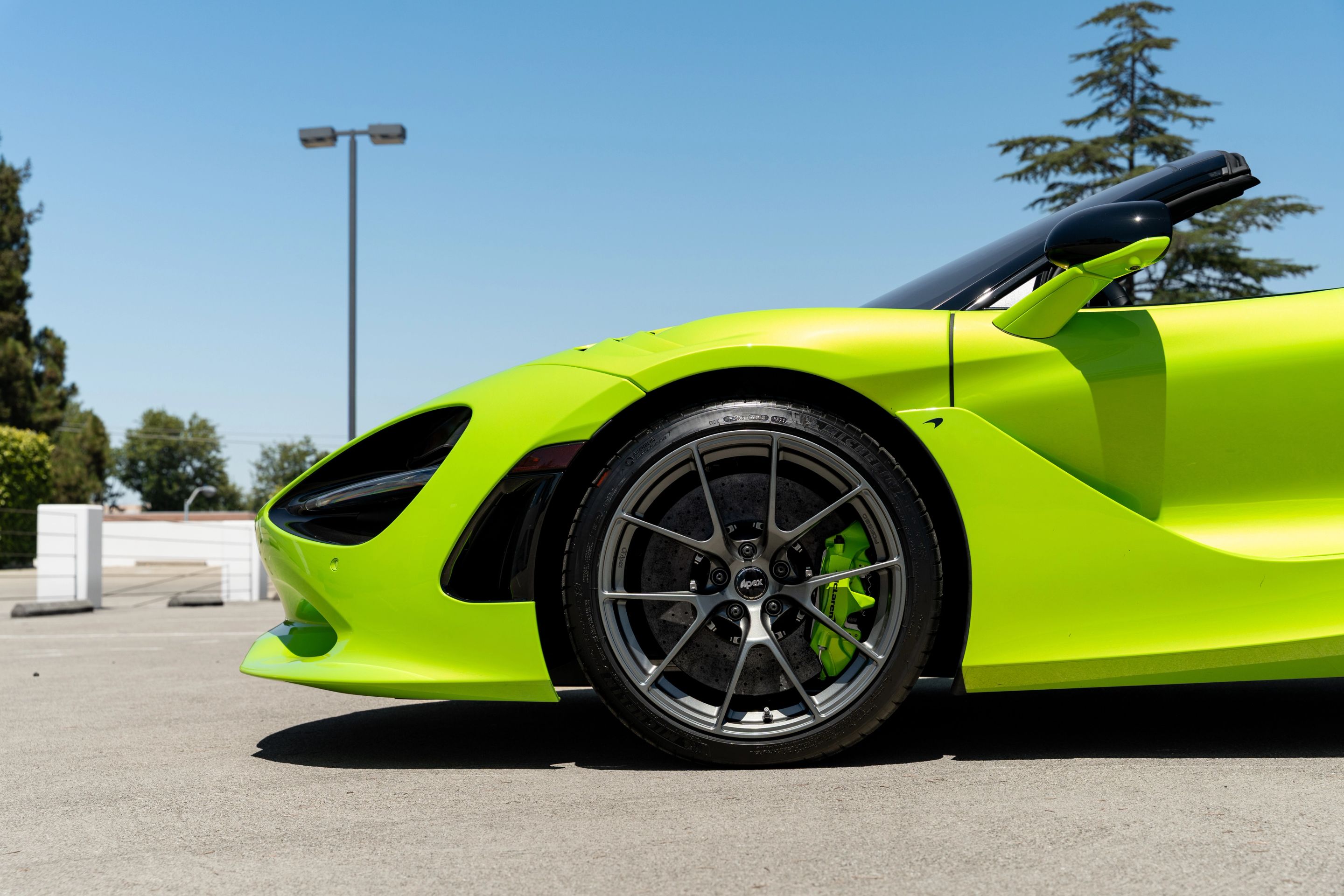 Green McLaren 750S with 19"/20" VS-5RS Apex wheels in Anthracite