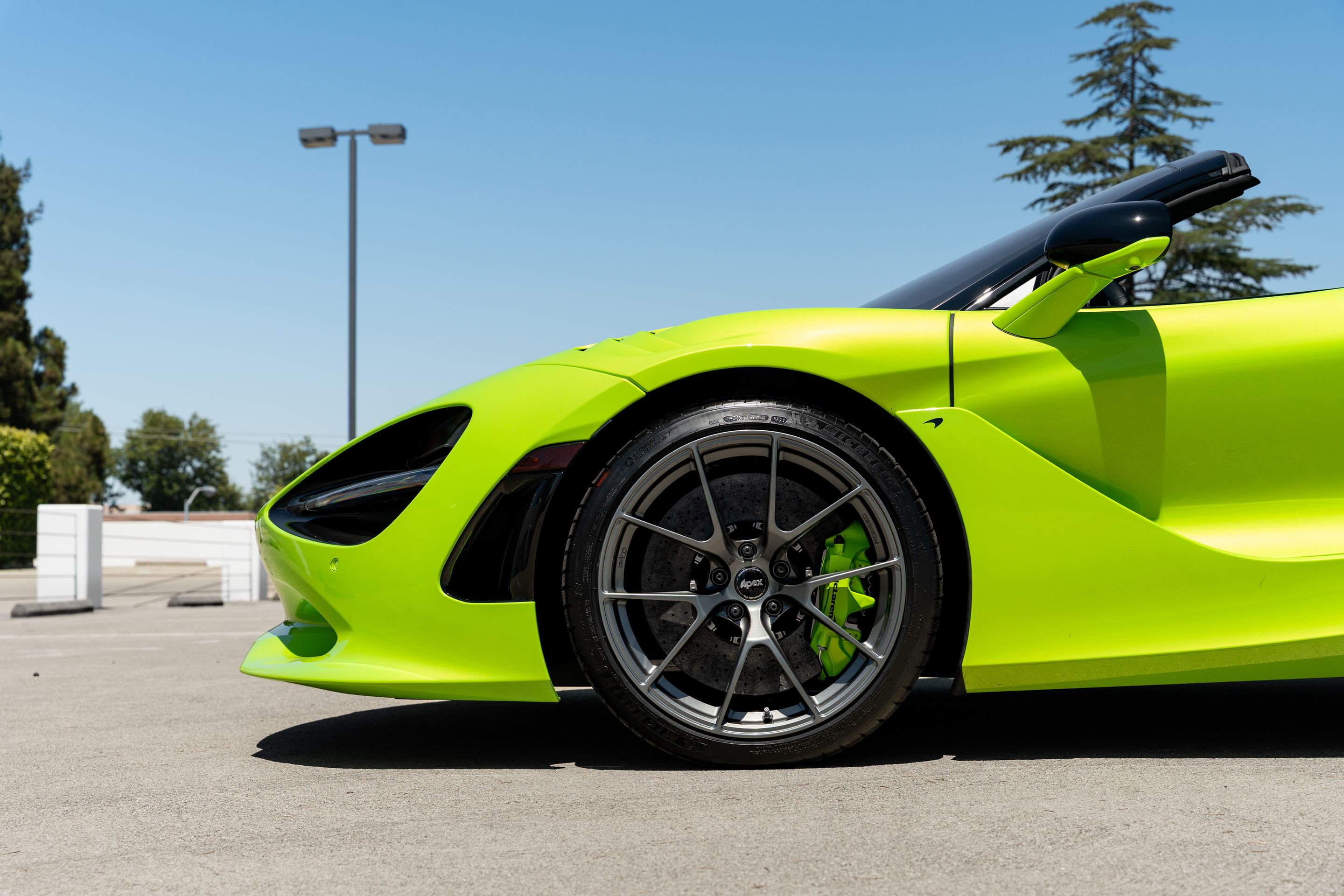 Green McLaren 750S with 19"/20" VS-5RS Apex wheels in Anthracite