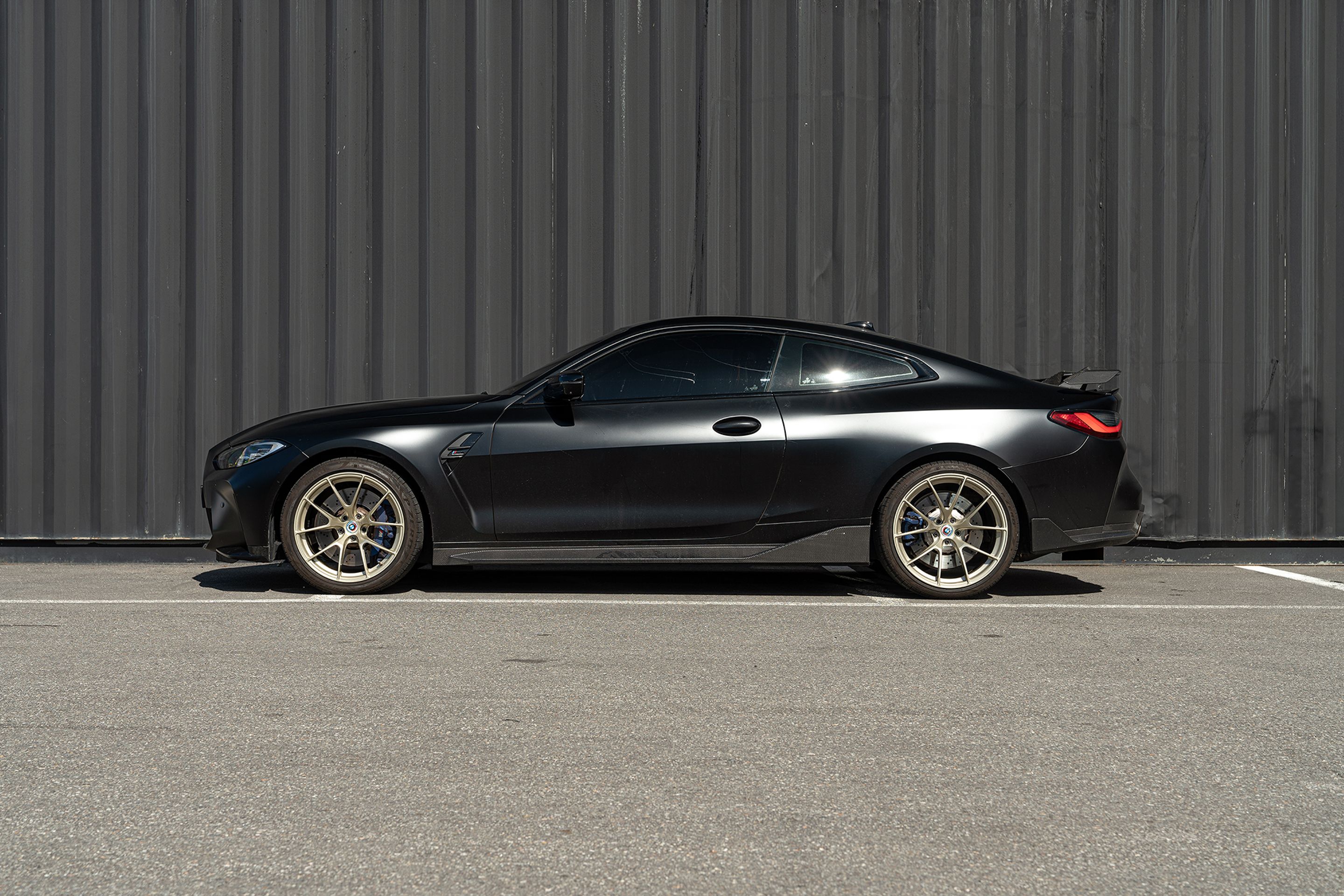 Black BMW G82 Coupe M4 with 19"/20" VS-5RS Apex wheels in Motorsport Gold