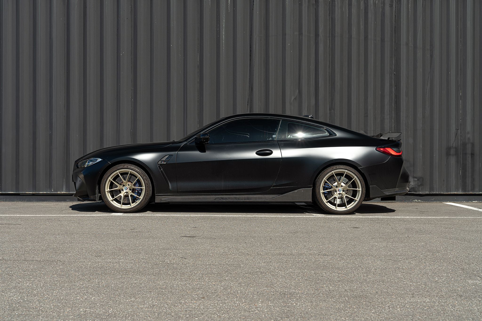 Black BMW G82 Coupe M4 with 19"/20" VS-5RS Apex wheels in Motorsport Gold