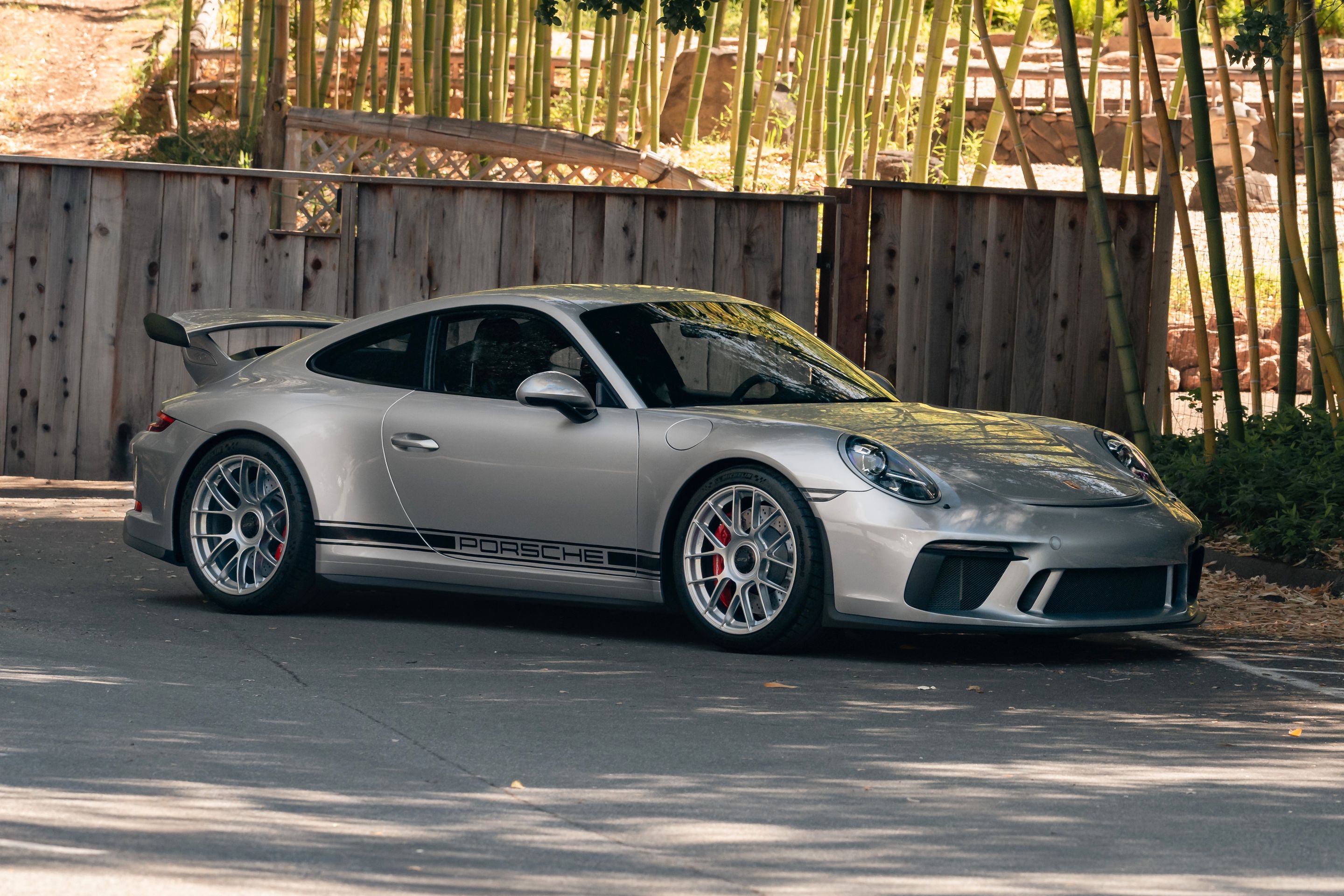 Silver Porsche 911 991.2 GT3 with 19" EC-7RS Apex wheels in Race Silver