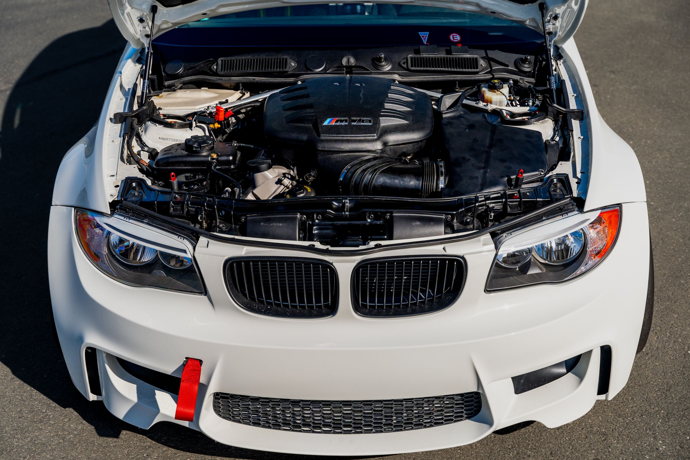 White BMW E82 1M with 18" VS-5 Apex wheels in Race Silver