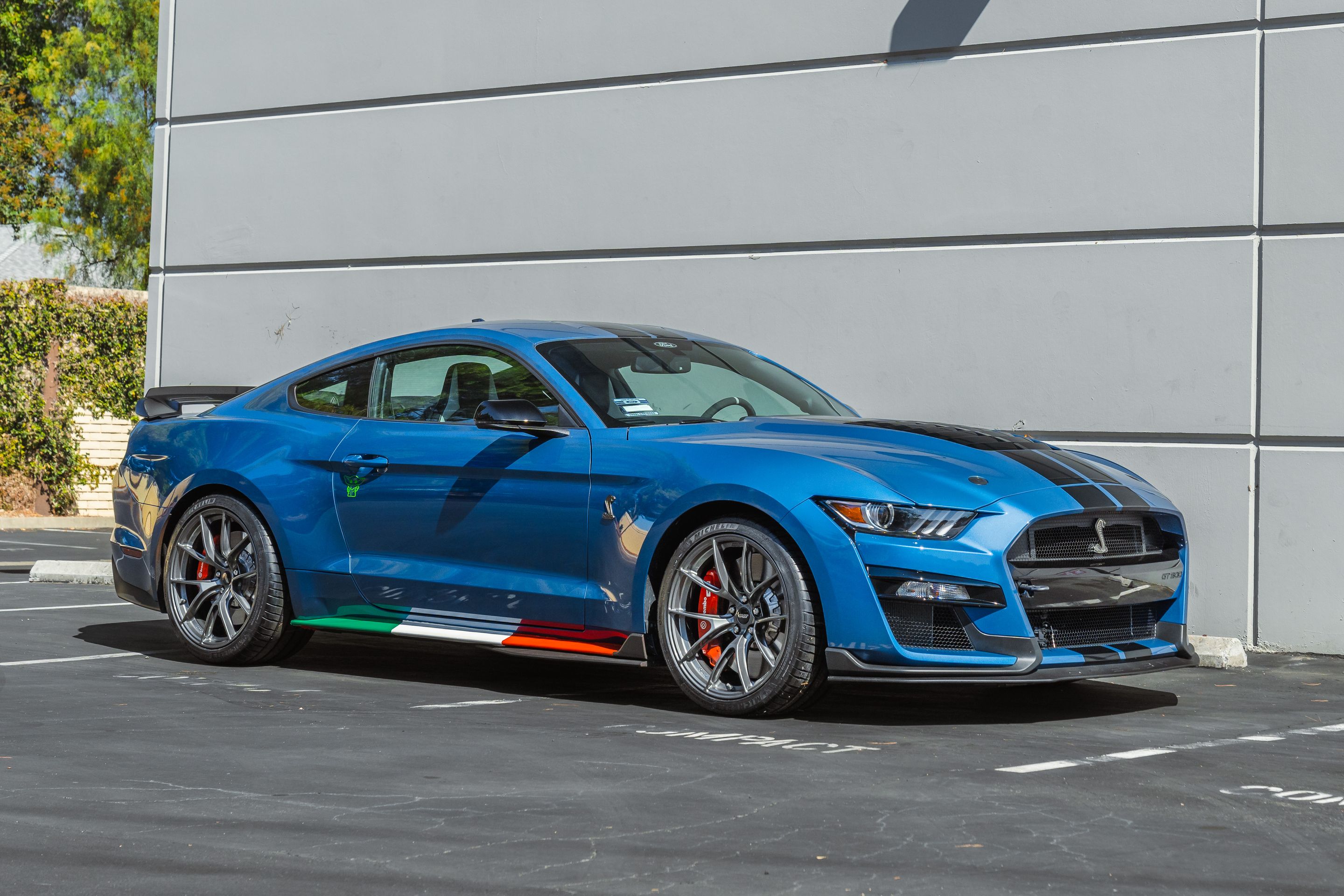 Blue Ford S550 Mustang GT500 with 20" VS-5RS Apex wheels in Anthracite