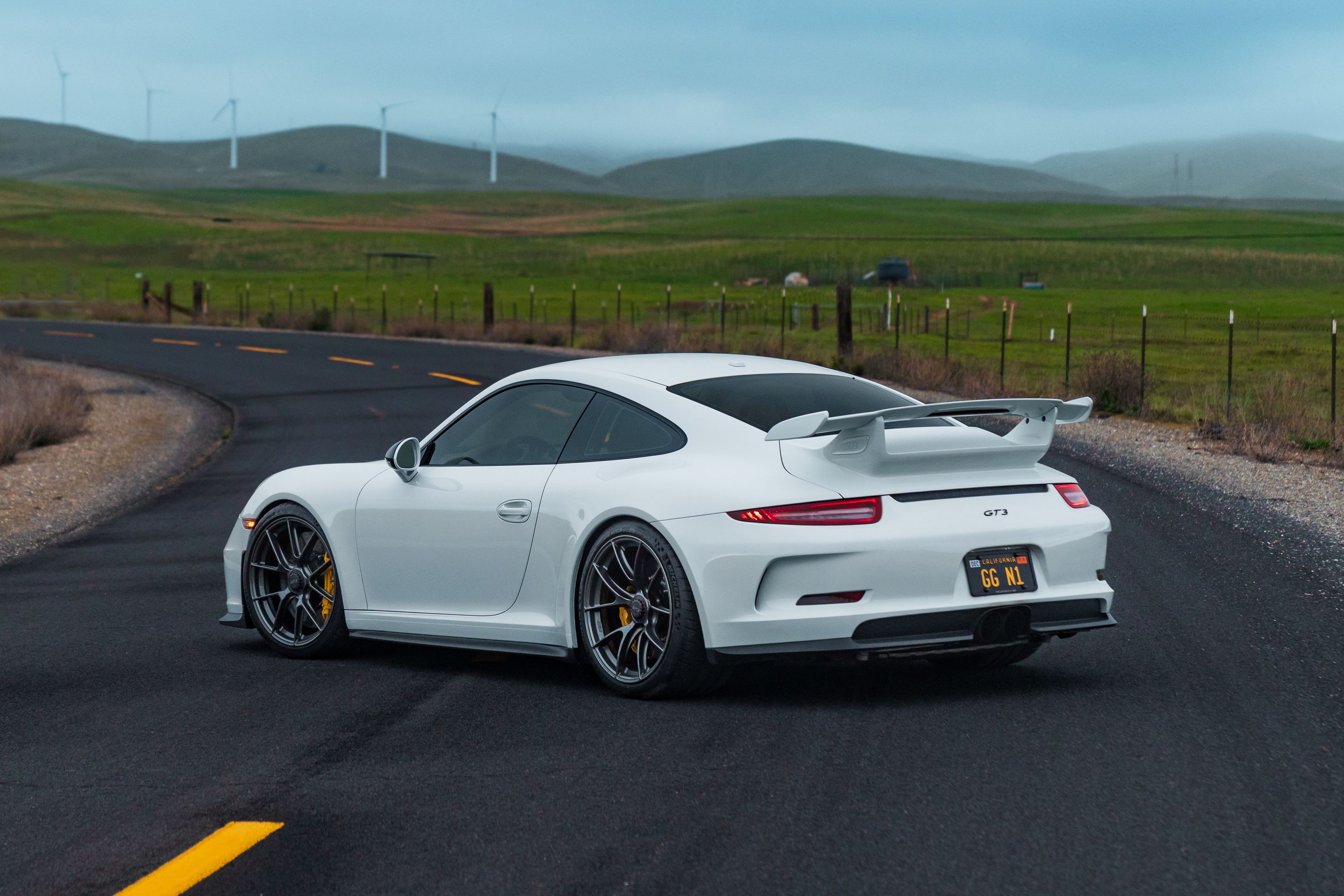White Porsche 911 991.1 GT3 with 20" VS-5RS Apex wheels in Anthracite