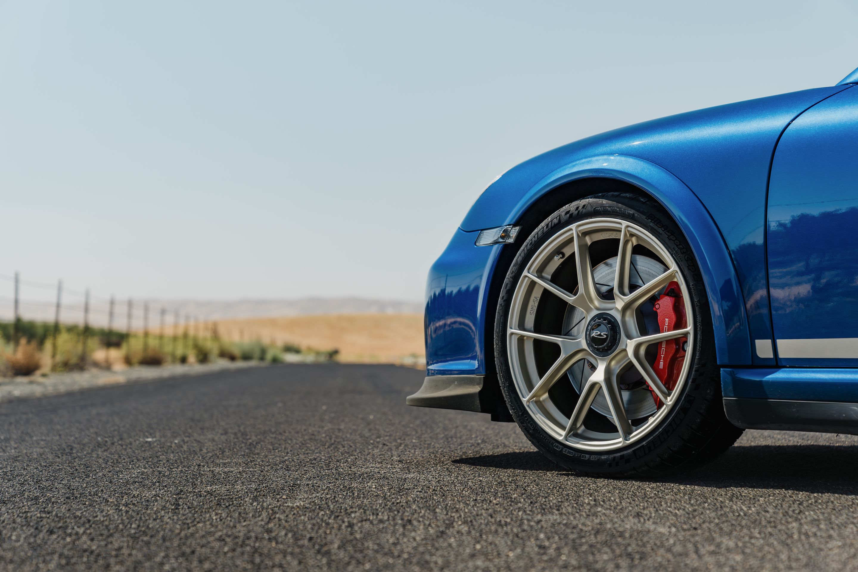Blue Porsche 911 997 GT3 RS with 19" VS-5RS Apex wheels in Motorsport Gold