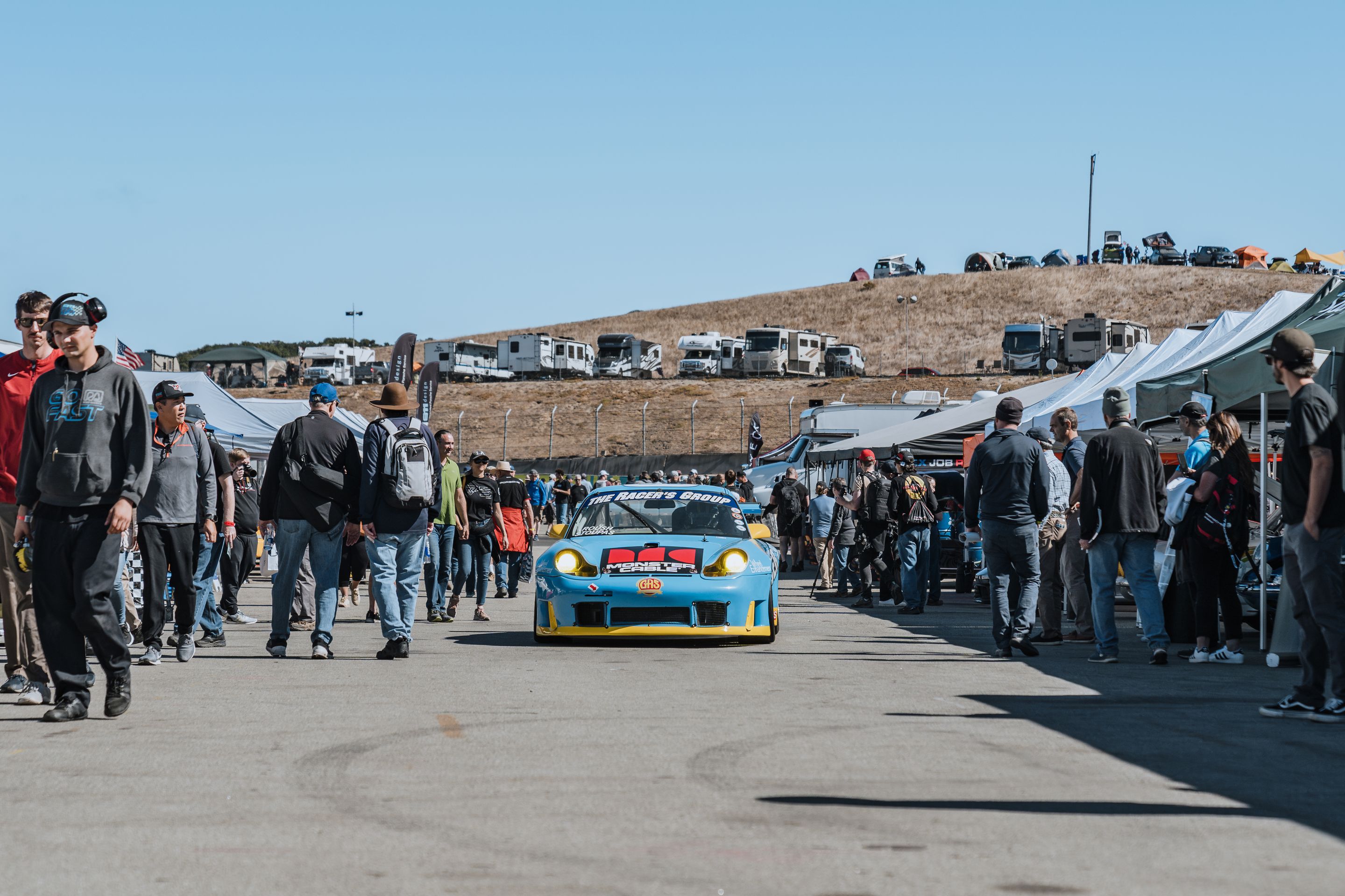 White Porsche 911 996 GT2 with 18" EC-7RS Apex wheels in Anthracite